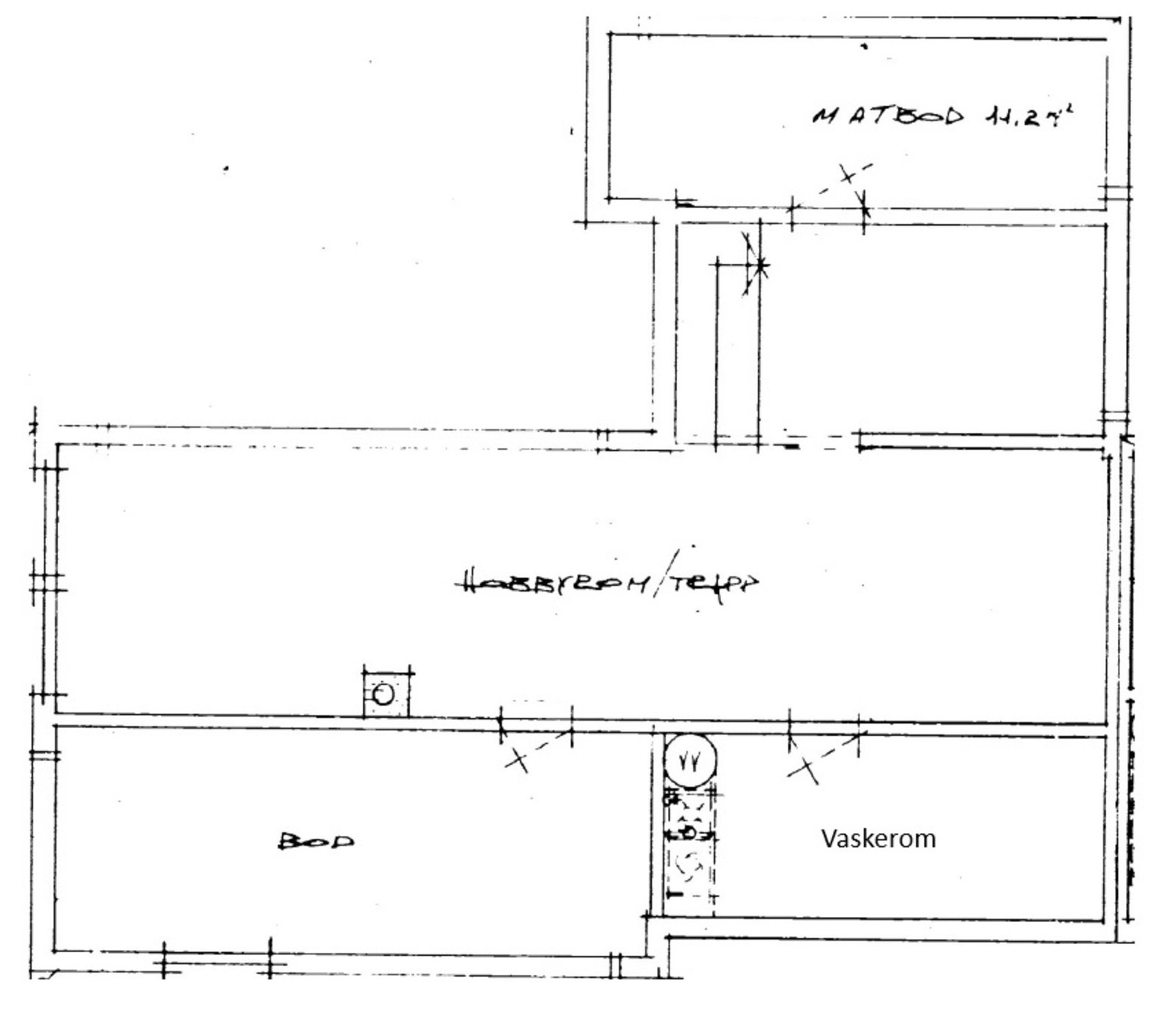 Byggetegninger kjeller. Det er satt inn lettvegger, wc-rom og utgangsdør. Galleribilde