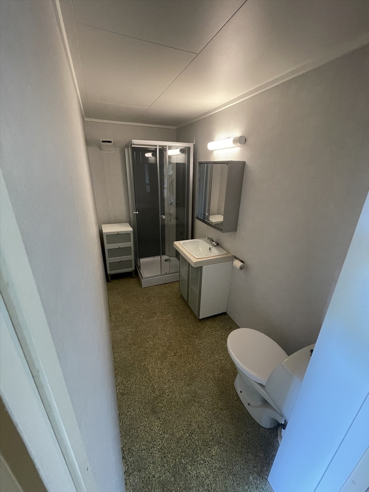 Badet i hybelen er av eldre dato og er enkelt innredet med toalett, servant og dusj. Galleribilde