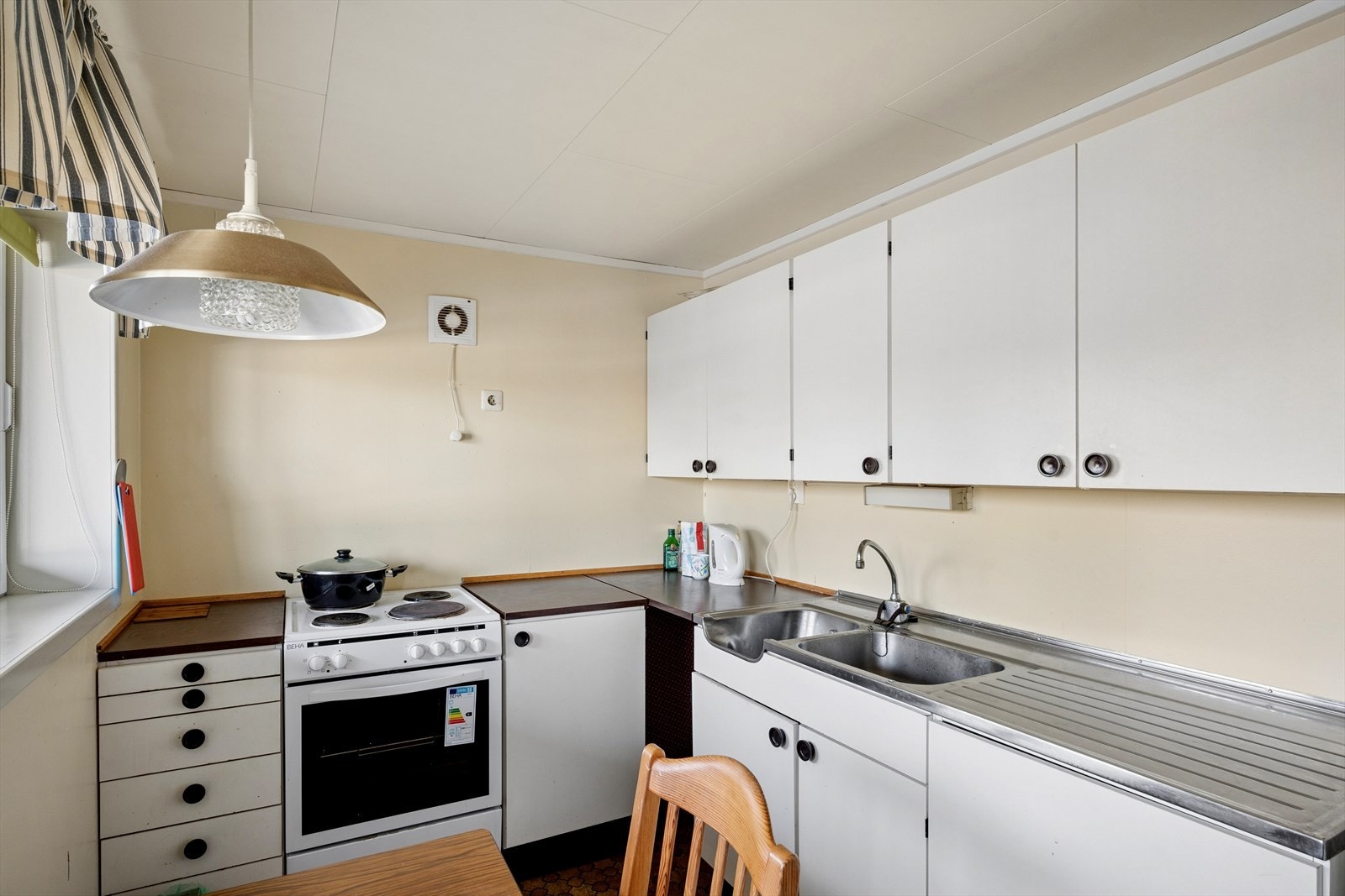 Hybelen har en enkel kjøkkeninnredning med glatte fronter og benkeplate i laminat. Galleribilde