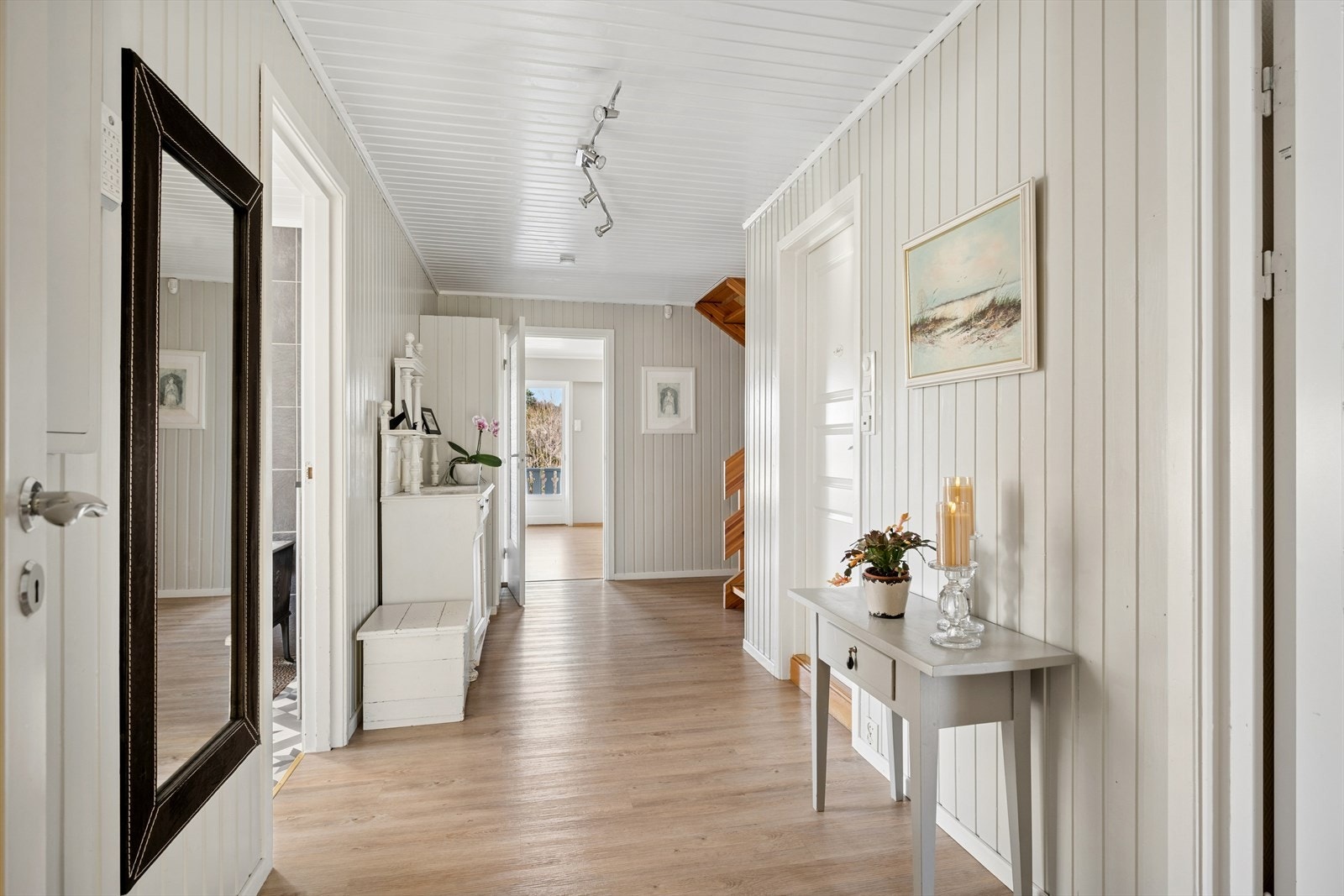 Gangen fungerer som en fin rominndeler og åpner boligen på en innbydende måte. Galleribilde