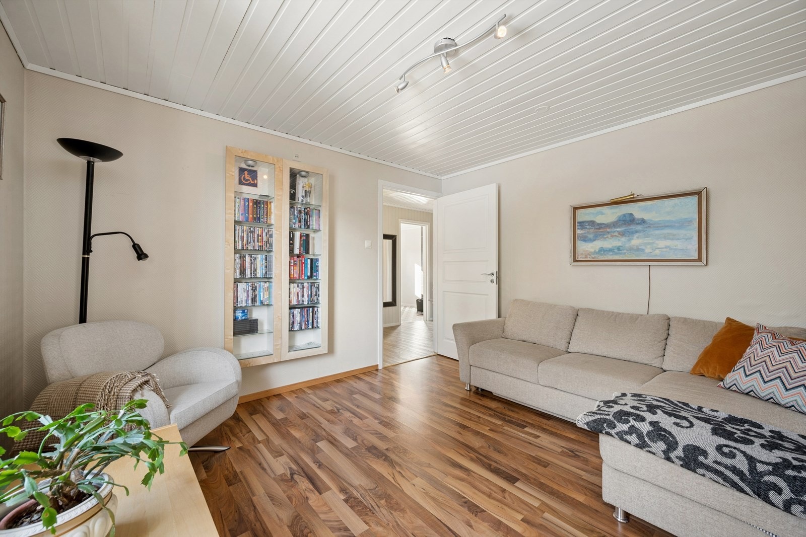 Like innenfor entréen finner du et trivelig soverom/stue. Galleribilde