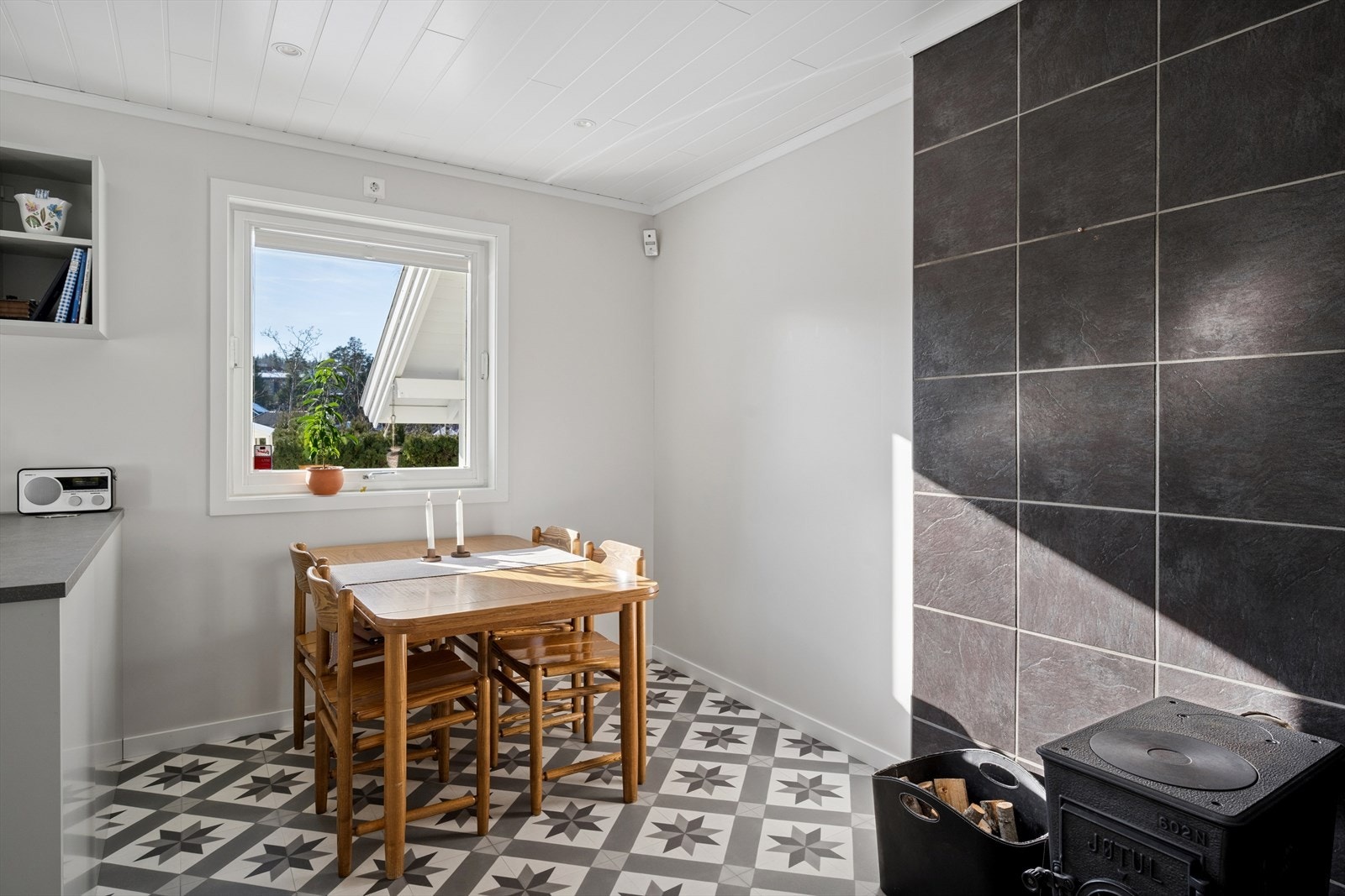 I tilknytning til kjøkkenet kan du innrede en hyggelig spiseplass ved vinduet. Galleribilde