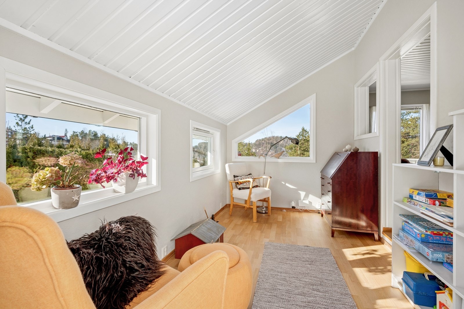 Adskilt oppholdsrom med gode lysforhold og fleksible bruksmuligheter. Galleribilde