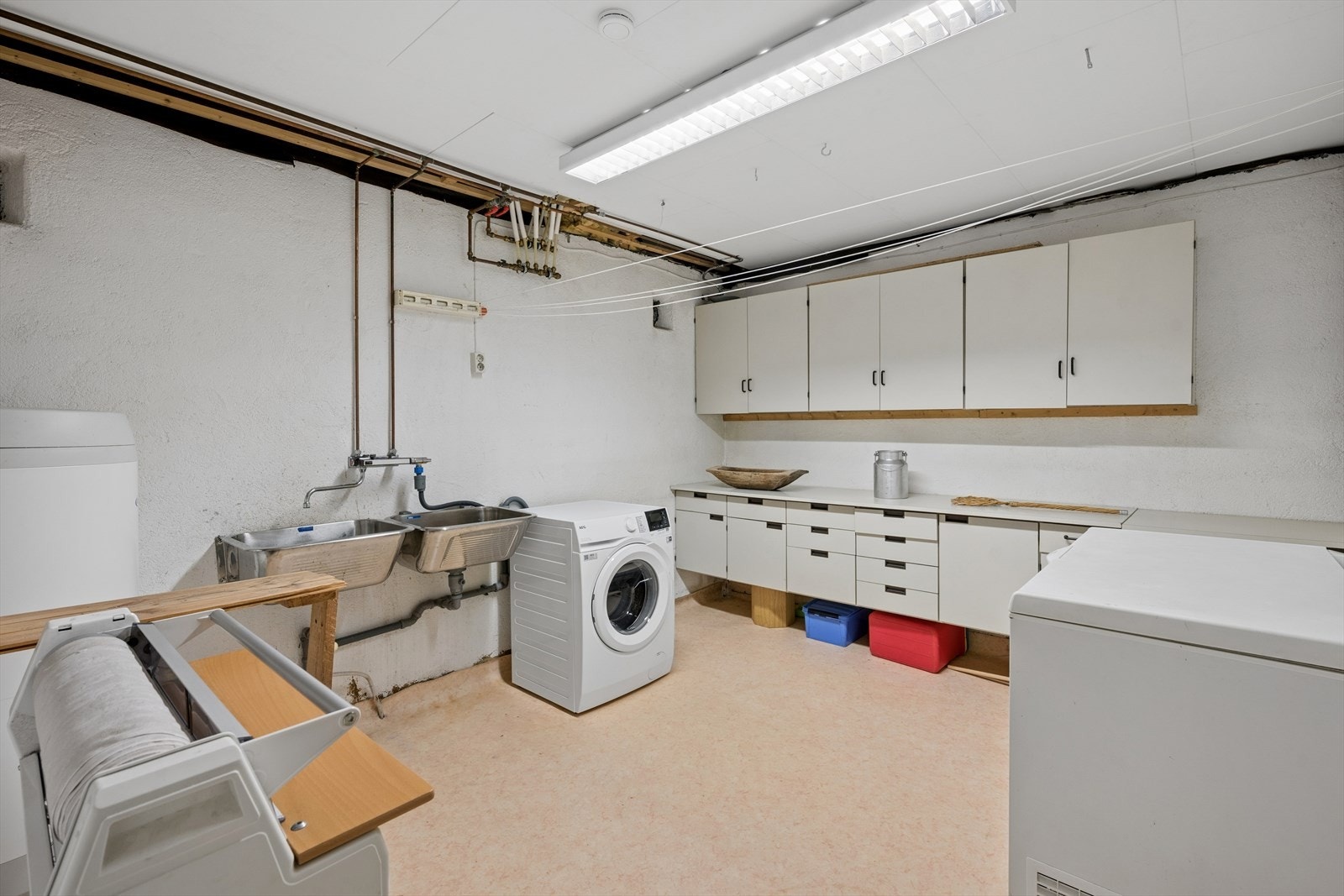Romslig vaskerom med gode arbeidsflater og praktiske oppbevaringsløsninger. Galleribilde