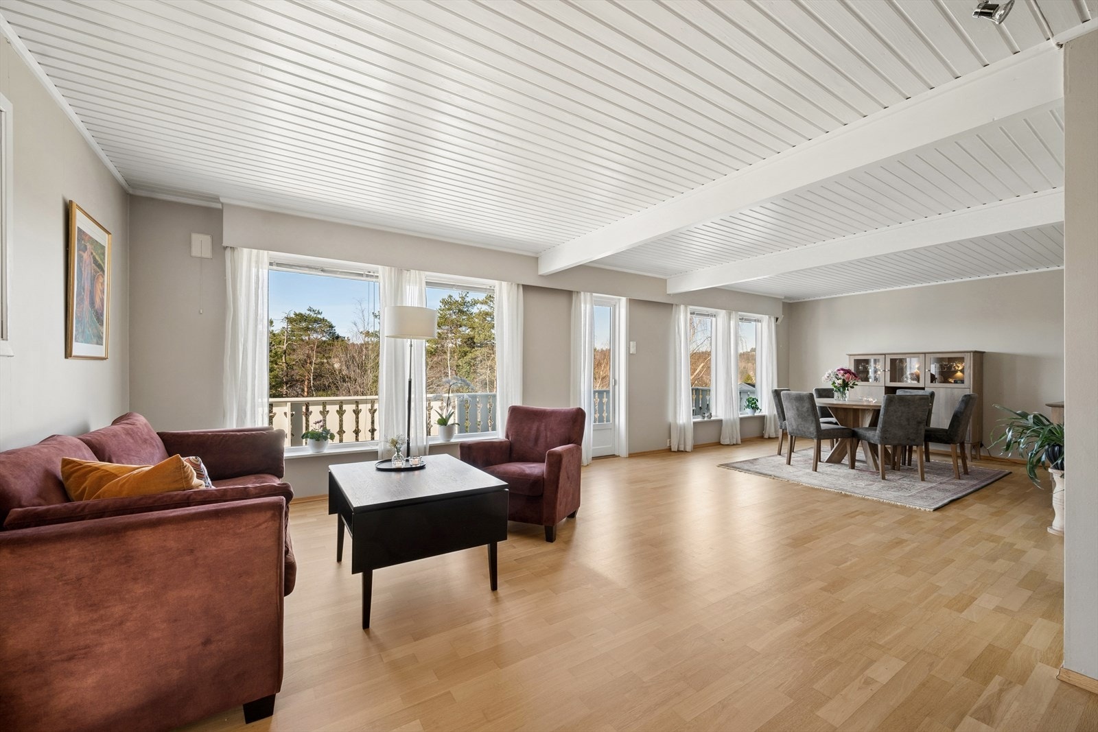 Fra stuen har du direkte tilgang til balkongen i 1. etasje. Galleribilde