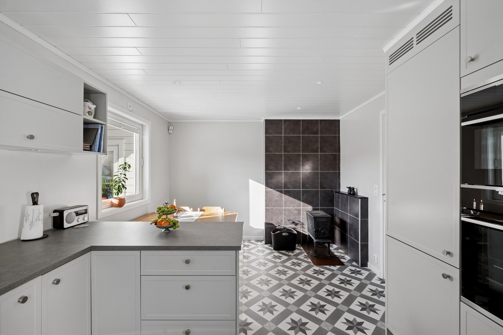 Hvitevarer som medfølger: Induksjonstopp, stekeovn, oppvaskmaskin, mikrobølgeovn og kjøl/frys Galleribilde