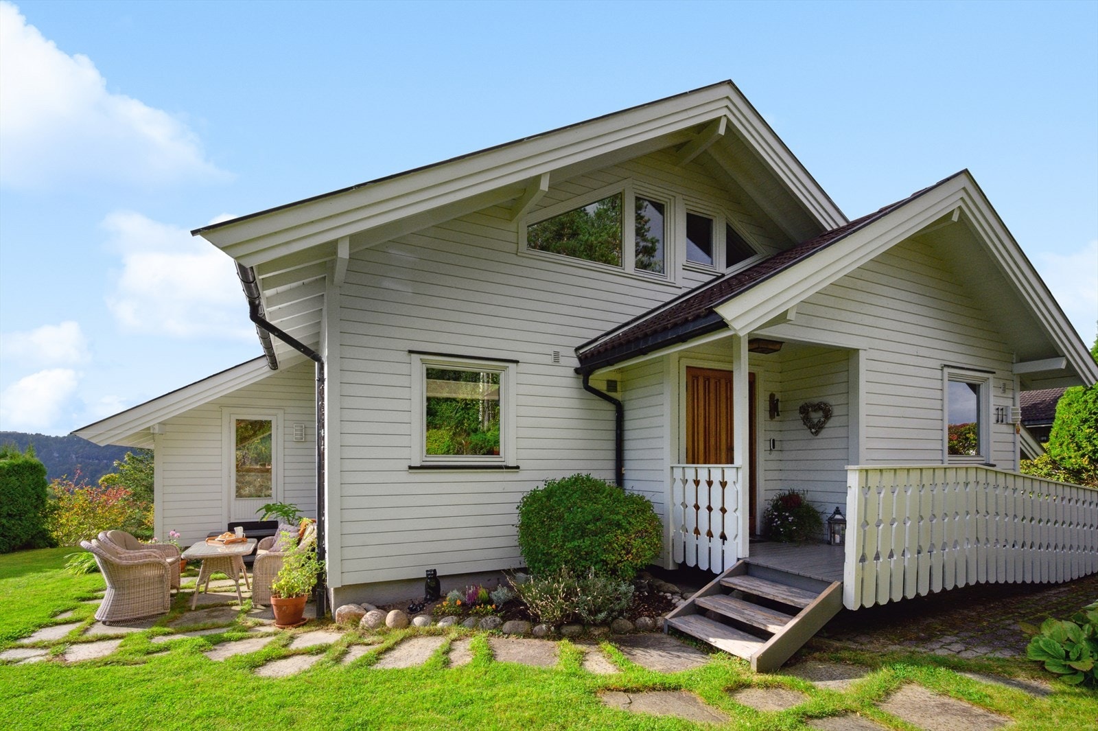 Hyggelig inngangsparti med lett adkomst til hageområdet. Galleribilde