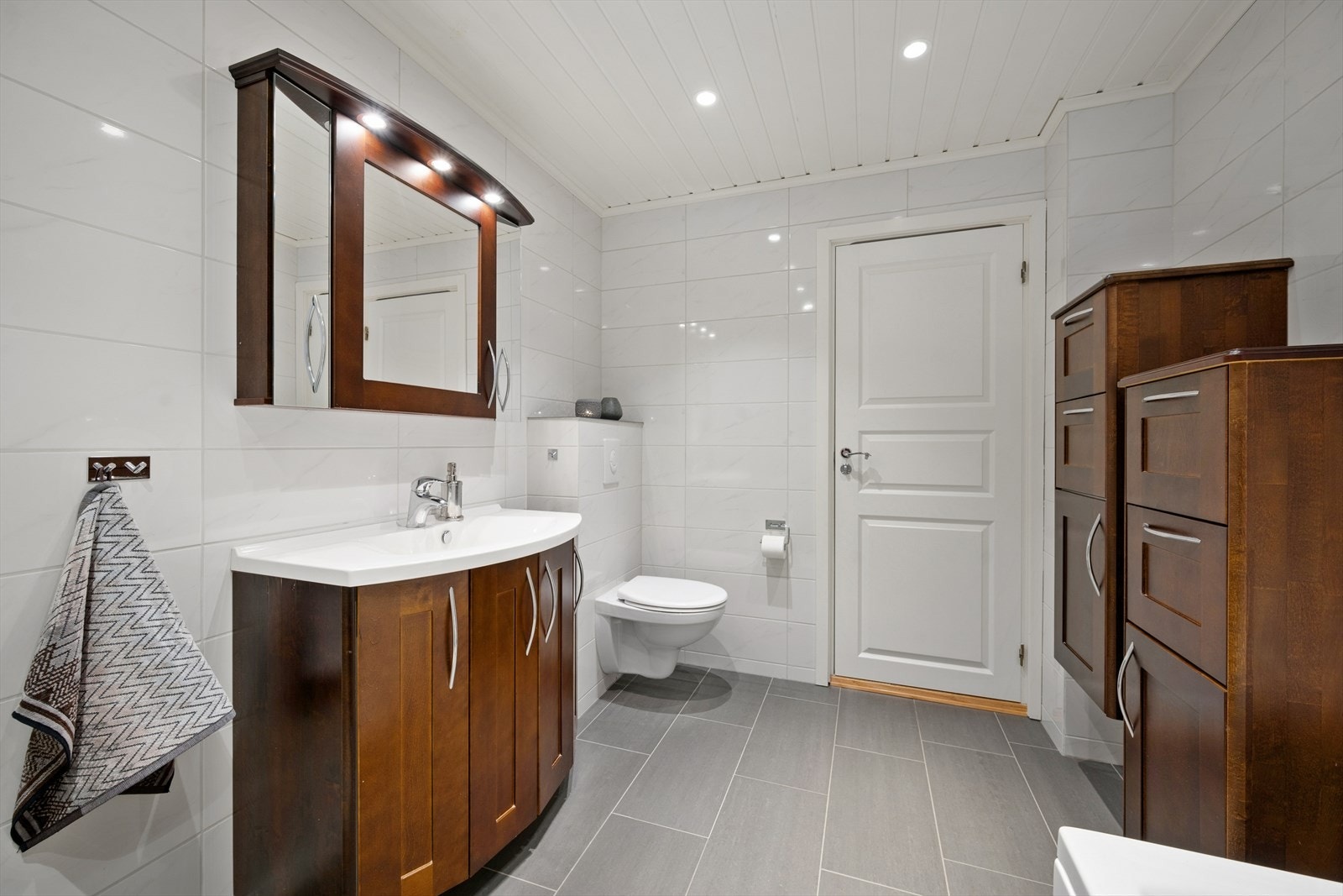 Bad fra 2012 med moderne flisvalg og varme i gulvet for ekstra komfort. Galleribilde