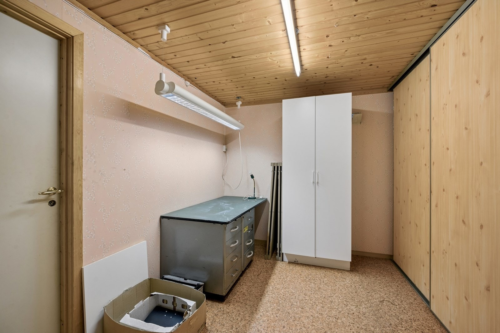 Kjelleren er utstyrt med flere boder og gir gode muligheter for oppbevaring. Galleribilde