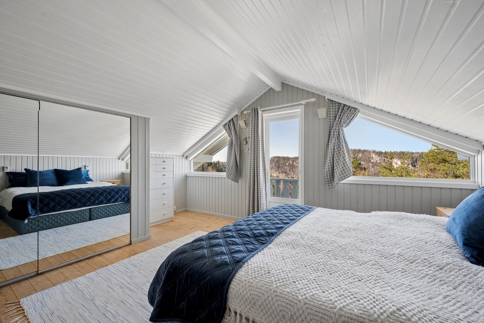 Store vindusflater gir rommet en lys og luftig følelse. Galleribilde