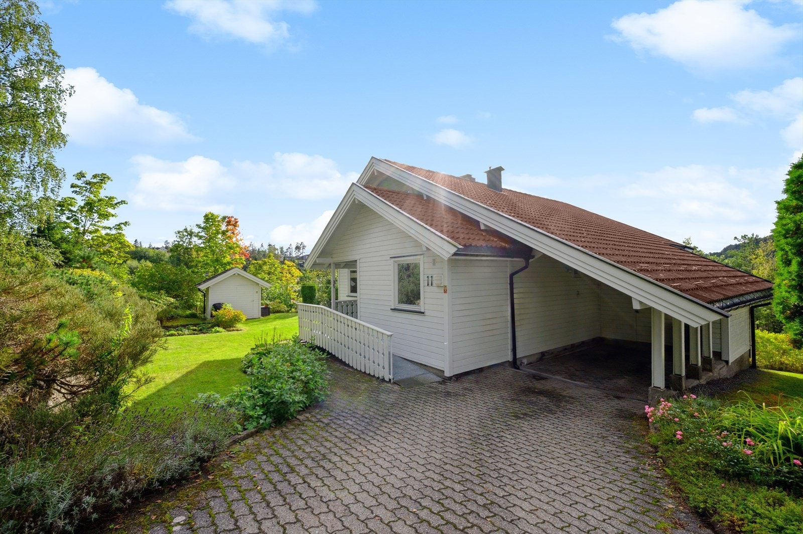 Eiendommen har en praktisk carport like ved inngangspartiet. Galleribilde