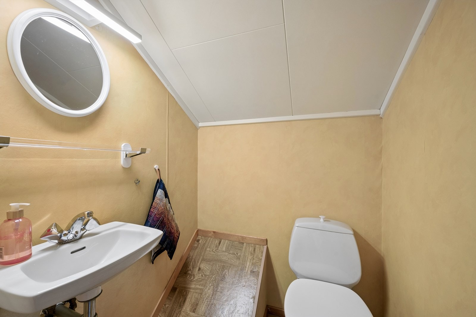 Praktisk toalettrom i 2. etasje med enkel adkomst fra soverommene. Galleribilde