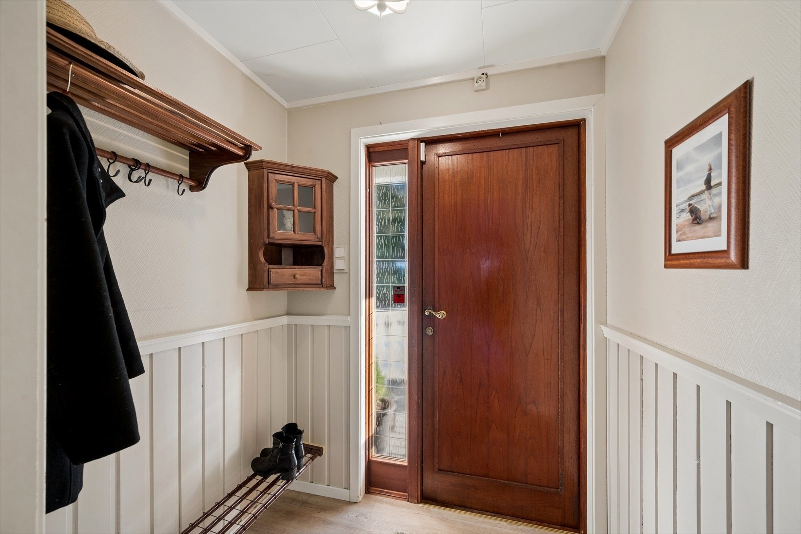 Velkommen inn ønskes av en lys og oversiktlig entré. Galleribilde