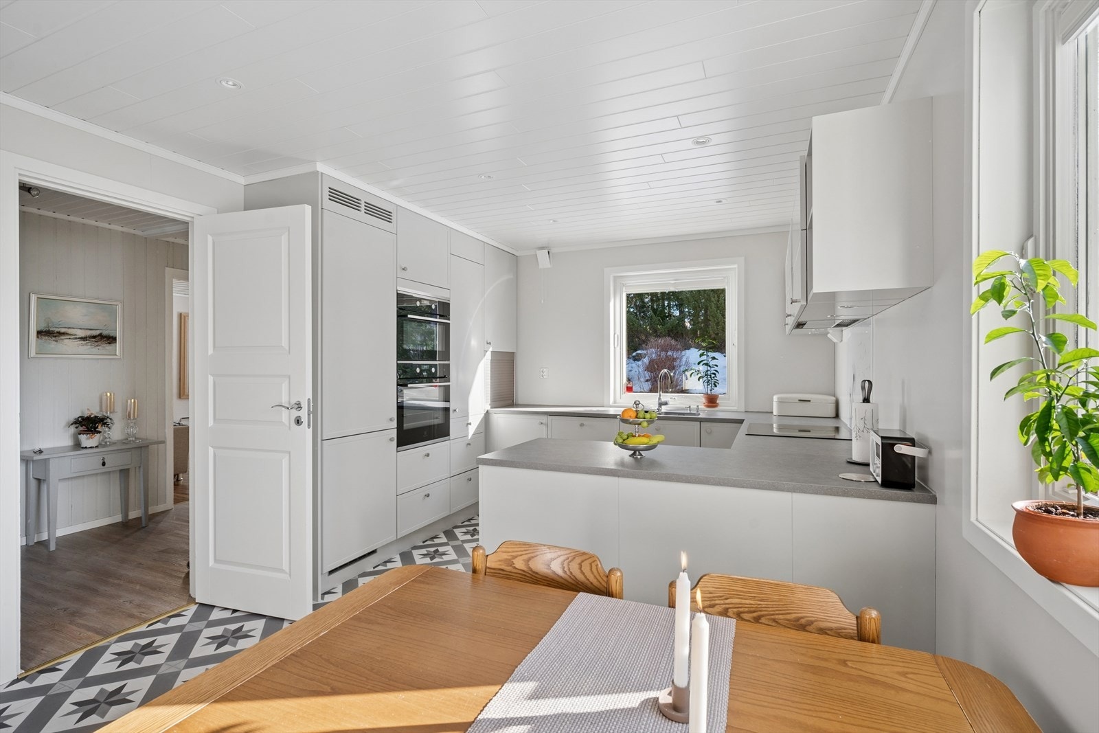 Lyst og moderne kjøkken med innredning fra 2020. Galleribilde