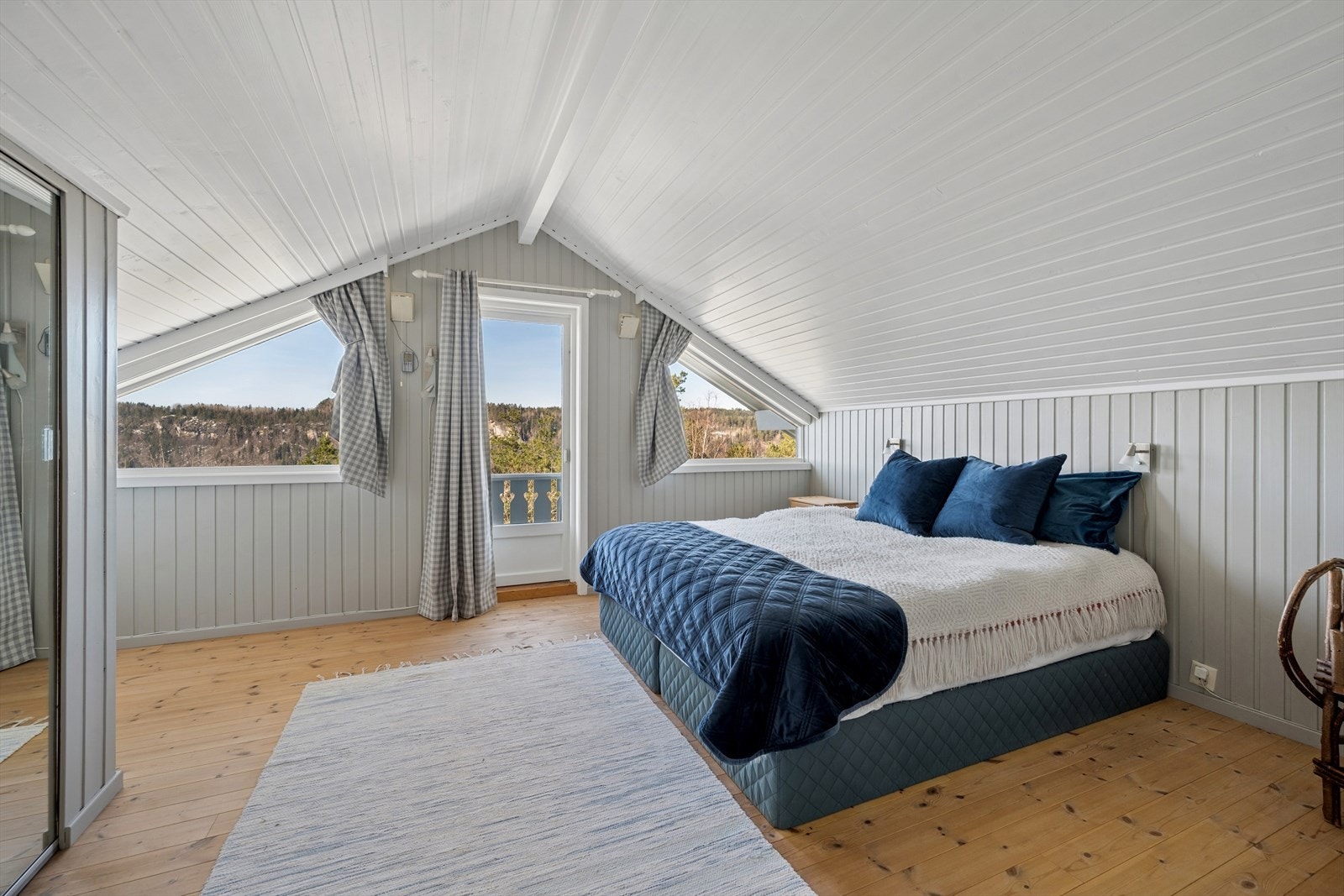 Hovedsoverommet er av god størrelse og er utstyrt med et praktisk skyvedørskap. Galleribilde