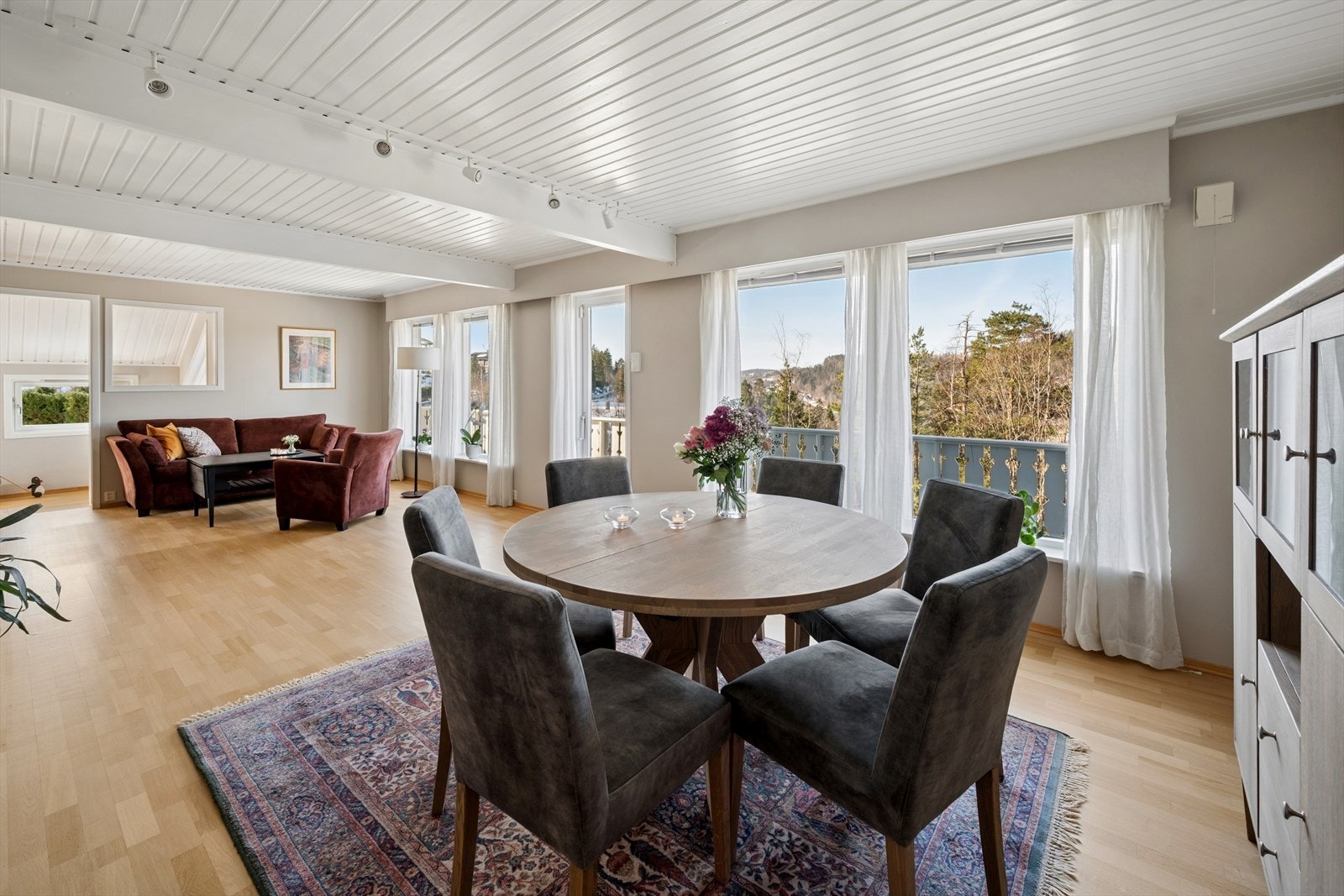 Spisebordet finner sin naturlige plass i rommet. Galleribilde