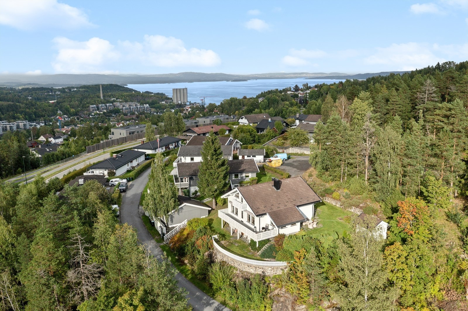 En lys og familievennlig enebolig over tre plan, med egen hybeldel. Galleribilde