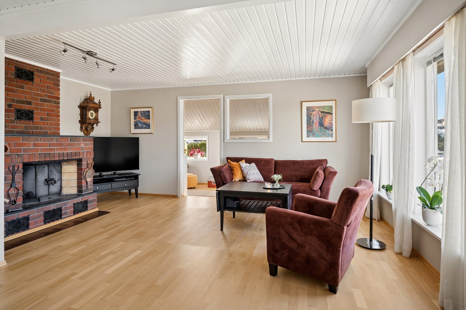 Peisen i stuen gir en hyggelig og lun atmosfære. Galleribilde