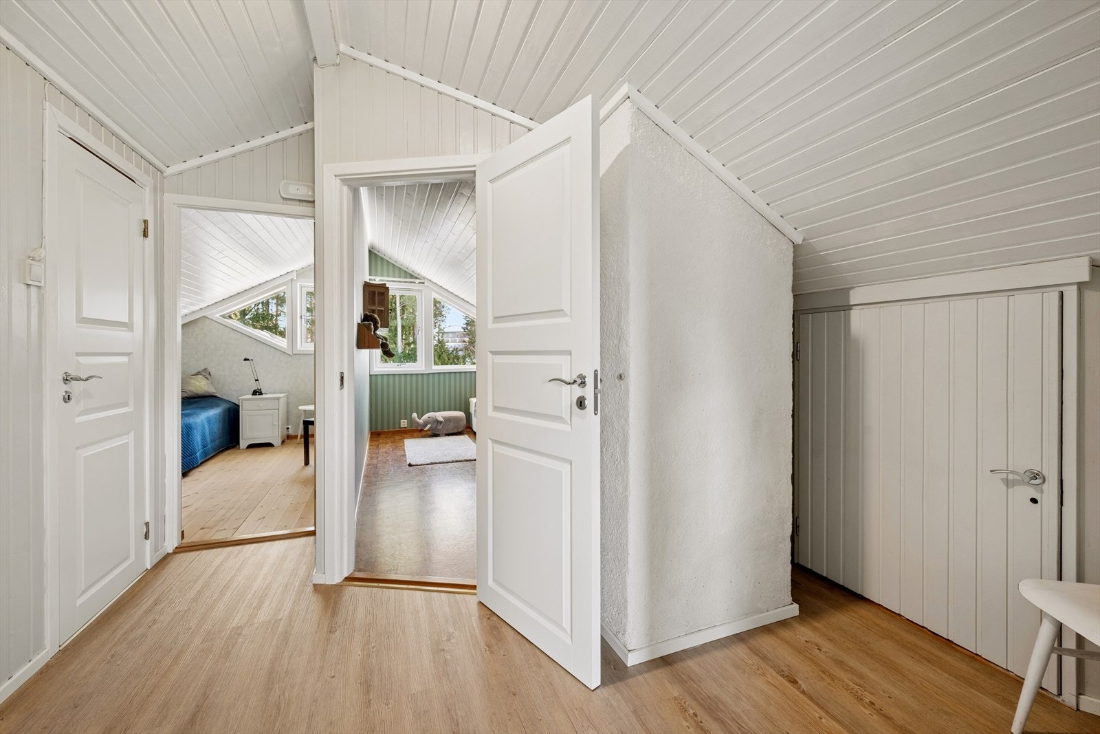 Gangen gir enkel og oversiktlig tilgang til rommene i etasjen. Galleribilde