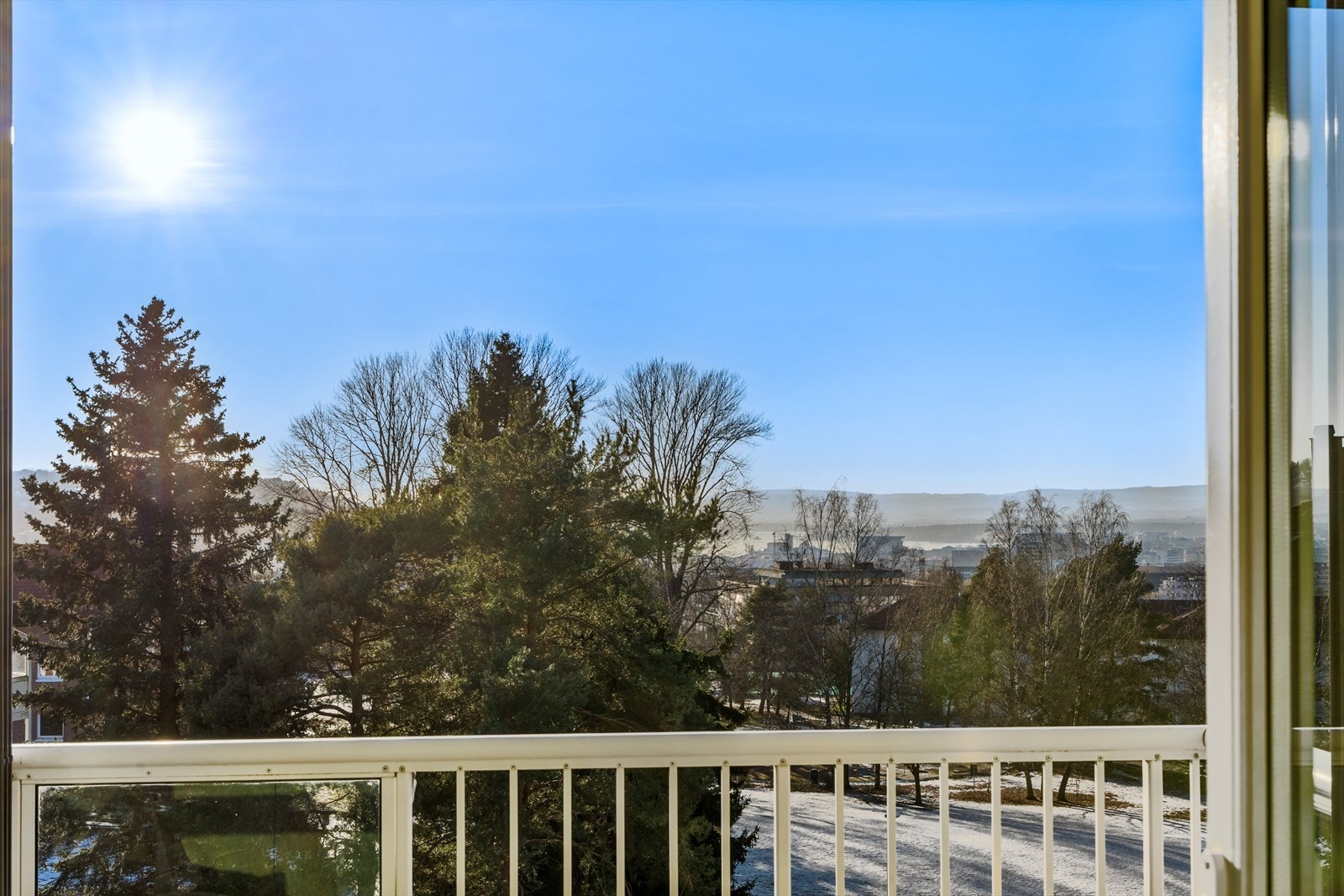 Utsikten er fantastisk hele året rundt og balkongen har ypperlige lysforhold på ettermiddagen Galleribilde