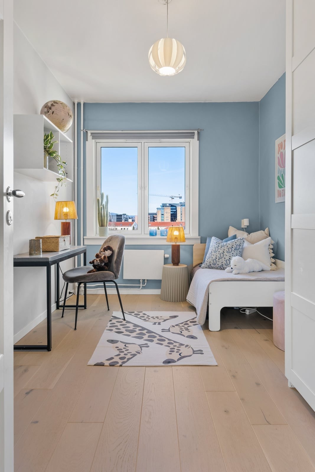 Det første soverommet passer utmerket som barnerom, gjesterom eller kontor. Det nordvendte vinduet sørger også for lune og behagelige netter Galleribilde