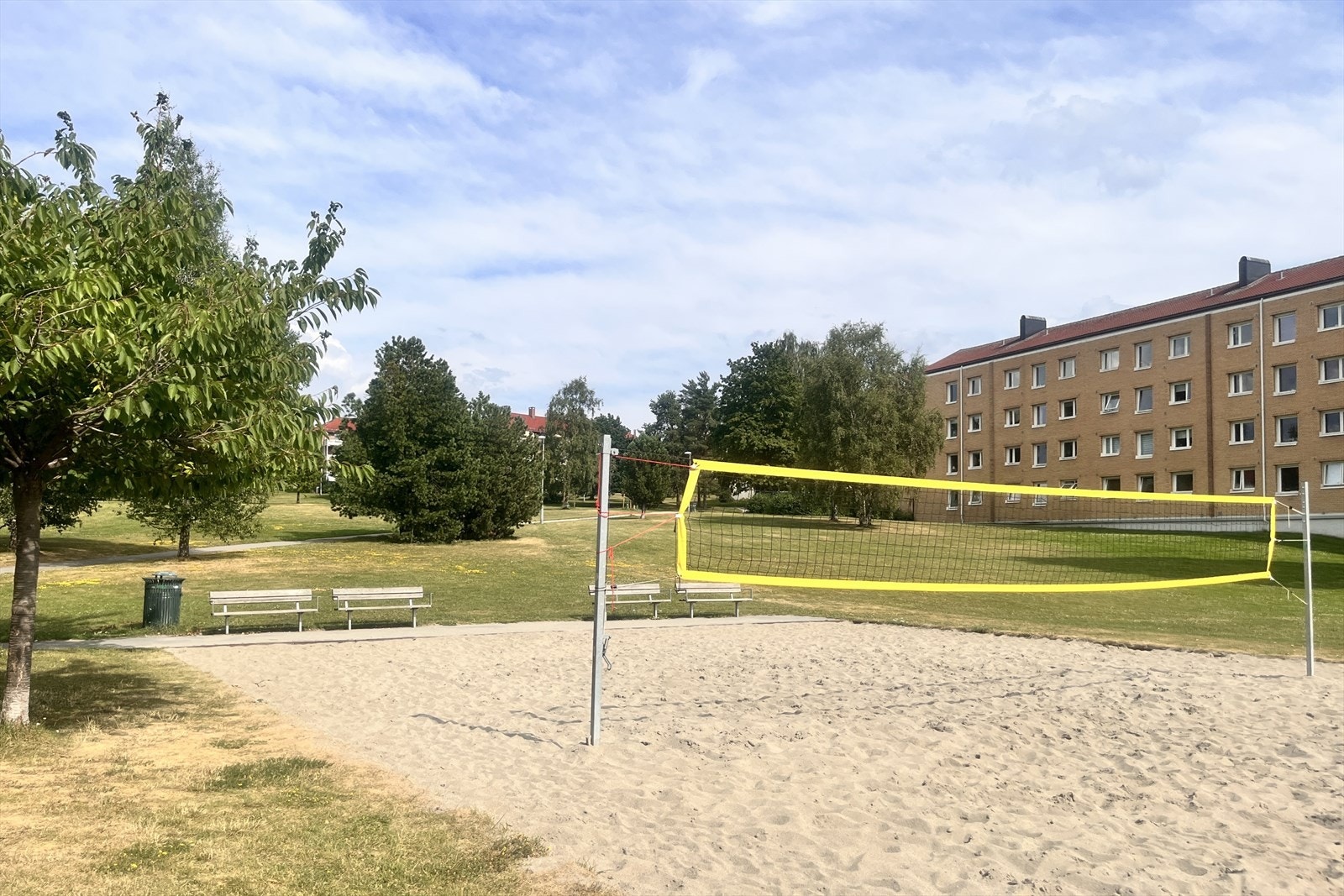 Etterstadparken som ligger like utenfor bygget, har store, grønne arealer med blant annet sandvolleyballbane til fri benyttelse Galleribilde