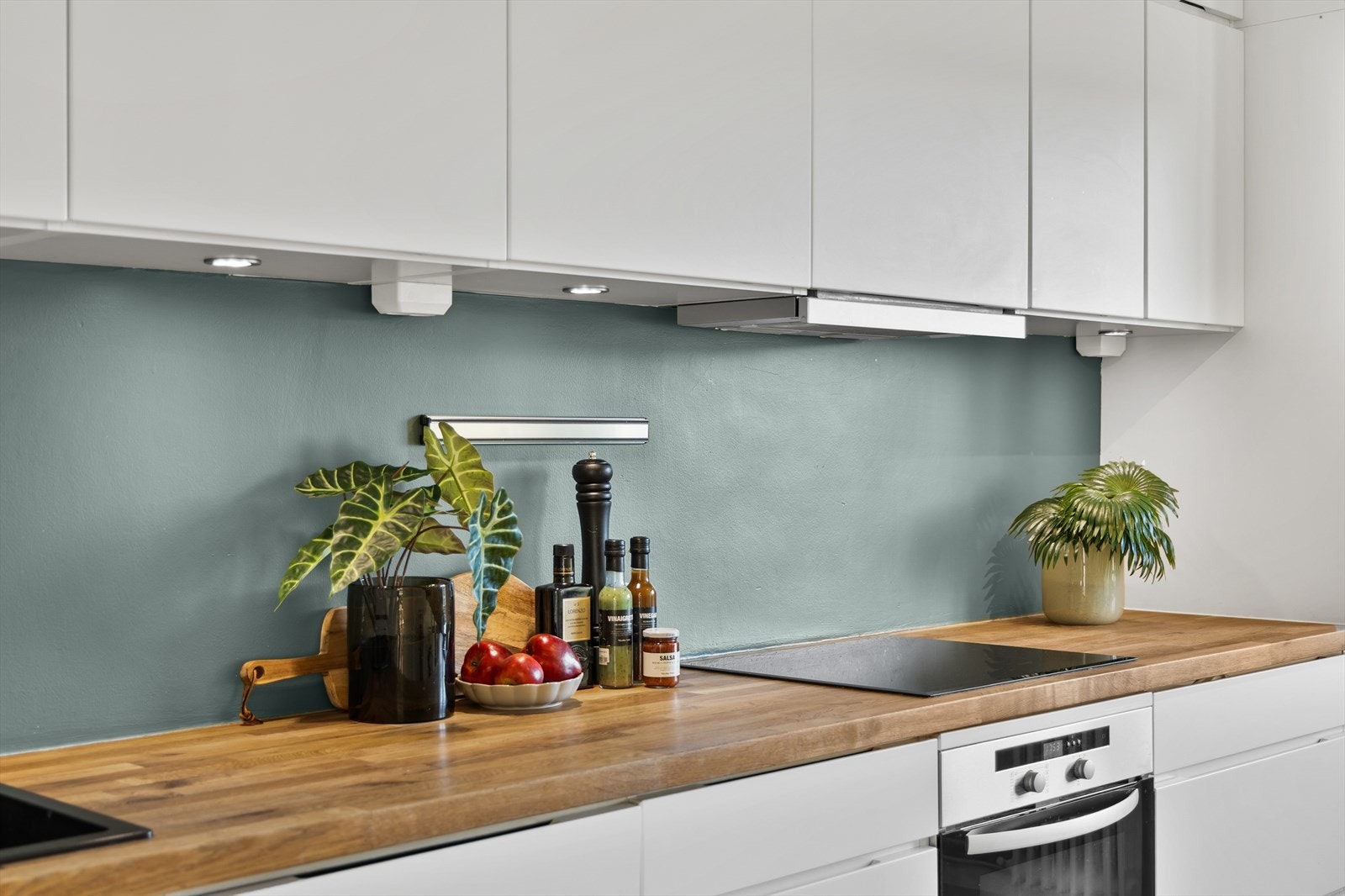 Moderne Kvik-kjøkken fra 2015 med integrerte hvitevarer og benkeplate i heltre som gir en varm kontrast til de slette, lakkerte frontene Galleribilde