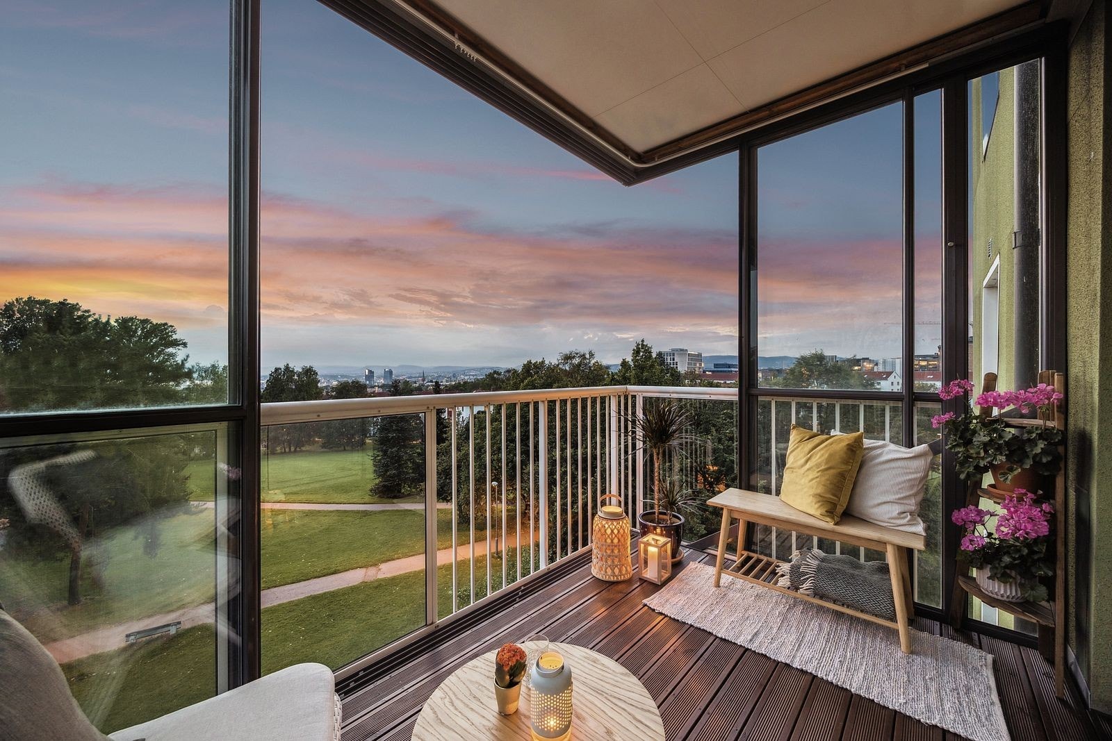 Fra balkongen har man utsikt over felles grønt-areal, fritt for innsyn Galleribilde