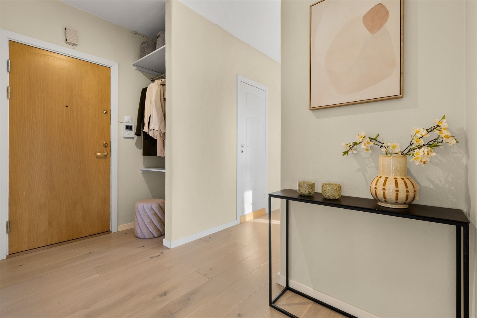 Velkommen inn! Like ved inngangsdøren finner man en åpen garderobeløsning, lett tilgjengelig for en praktisk hverdag Galleribilde