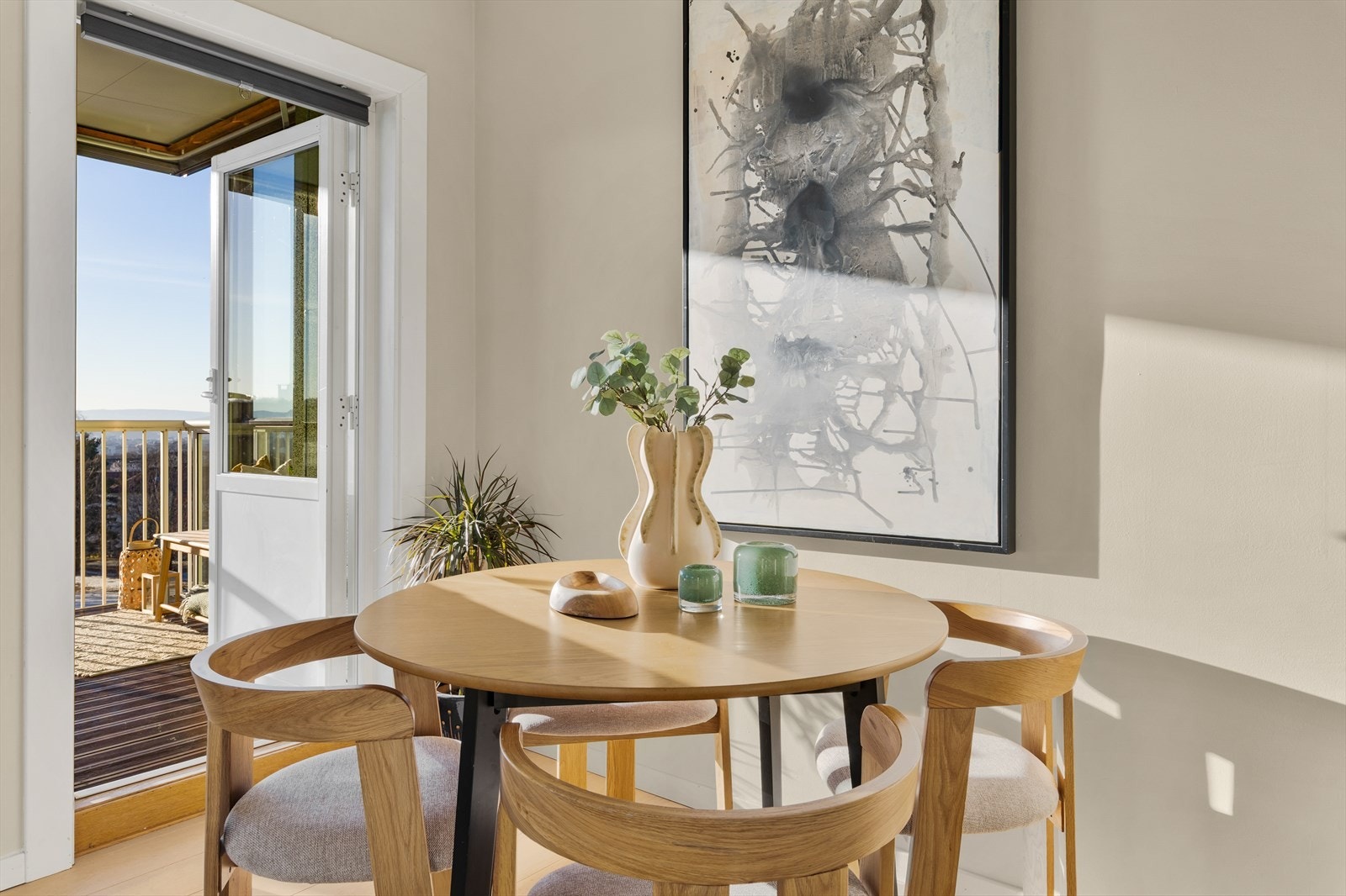 Spiseplassen er praktisk plassert med direkte utgang til balkongen. Perfekt for grilling store deler av året! Galleribilde