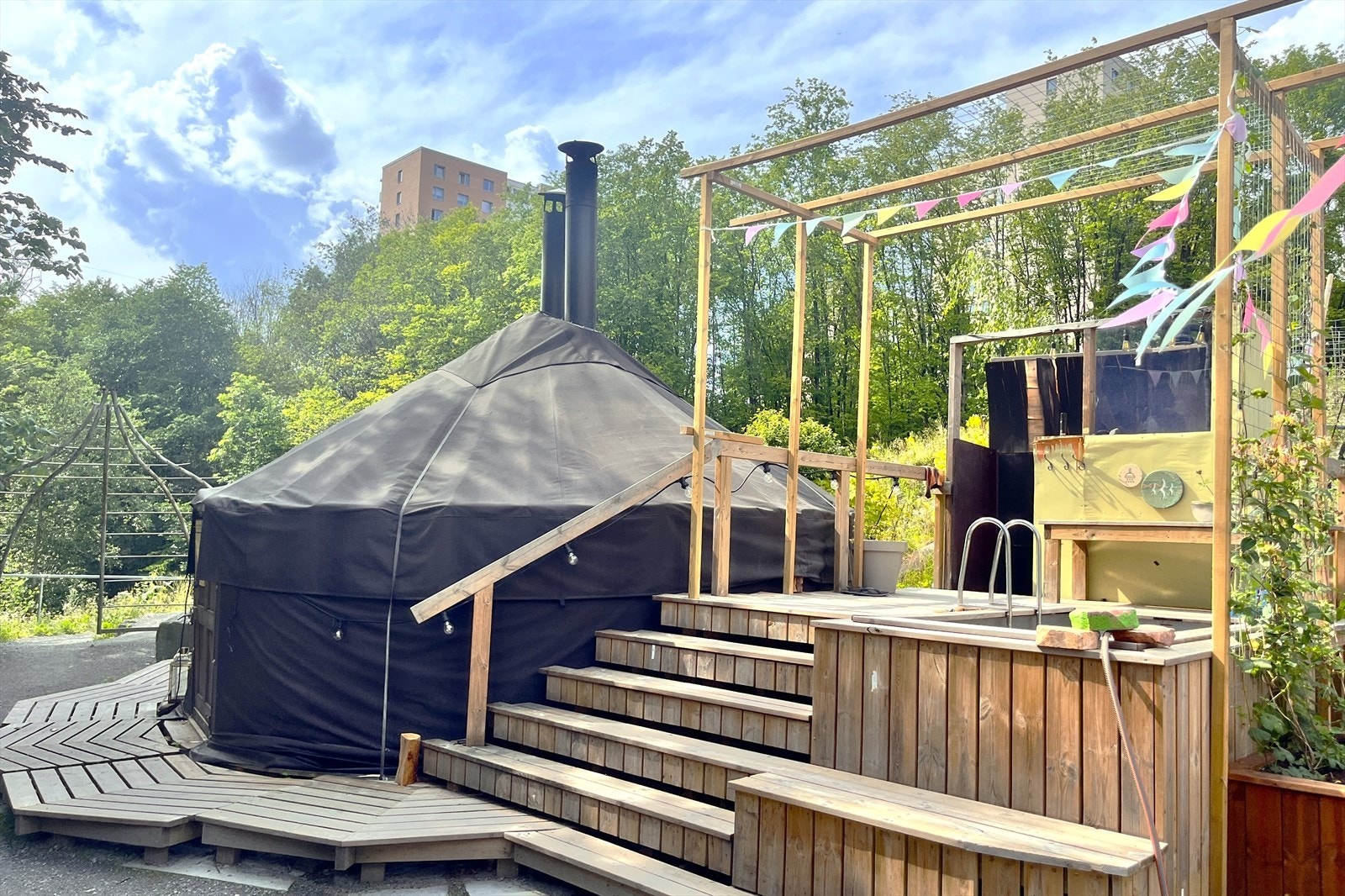 Her finner man bl.a. kafé, badstue, verksteder, kreative rom, og et levende miljø for kunst, kultur og lokalt engasjement Galleribilde