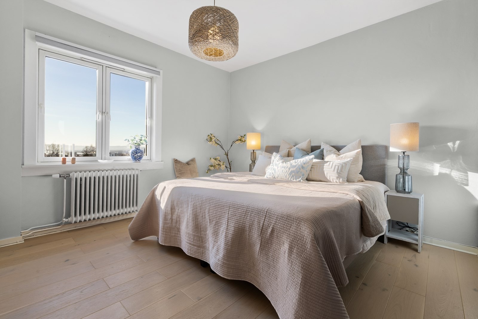 Leiligheten varmes opp ved radioatorer fra bergvarme og fyring er inkludert i de månedlige felleskostnadene Galleribilde