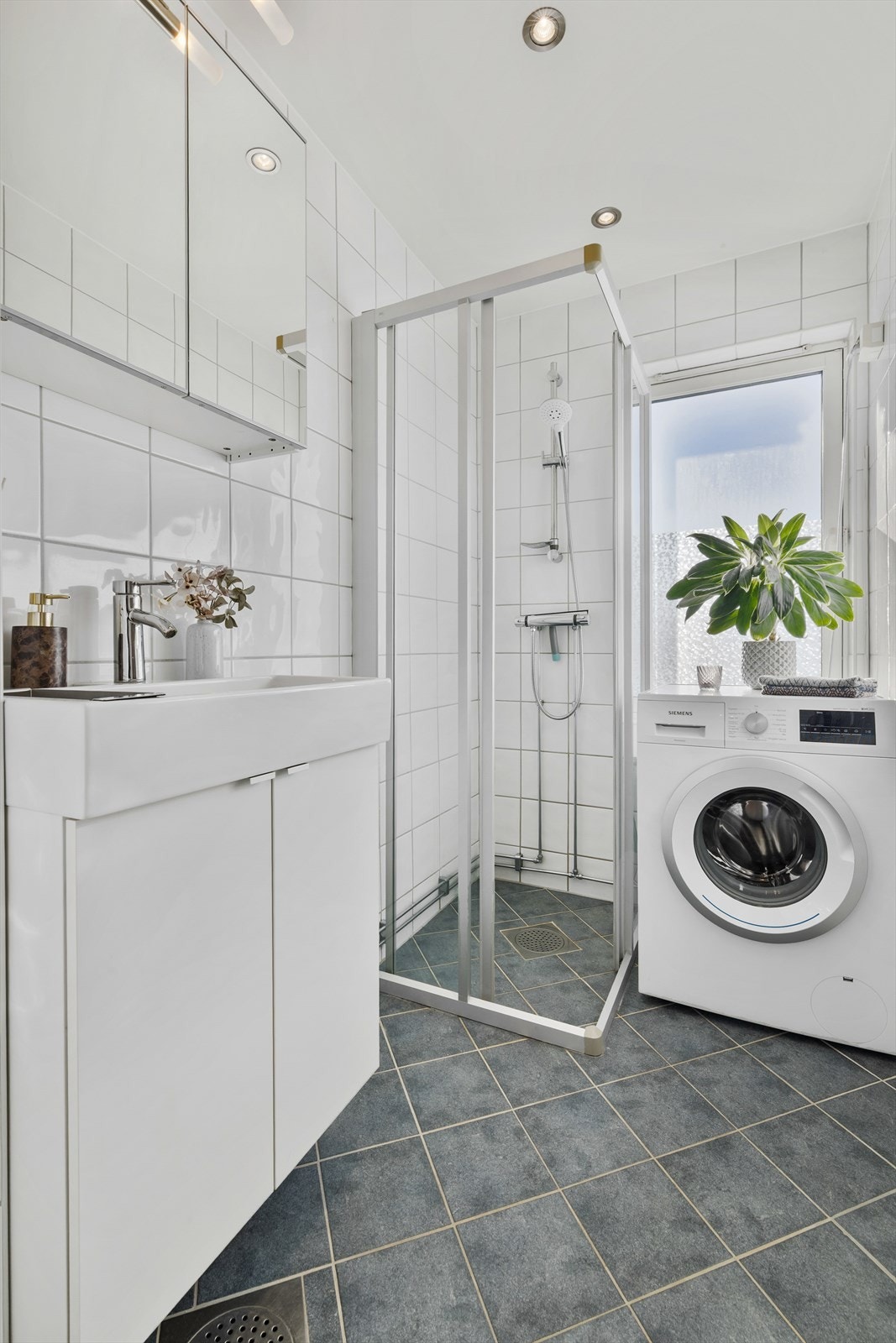 Badet ble rehabilitert i 2009, har elektrisk gulvvarme og opplegg for vaskemaskin Galleribilde