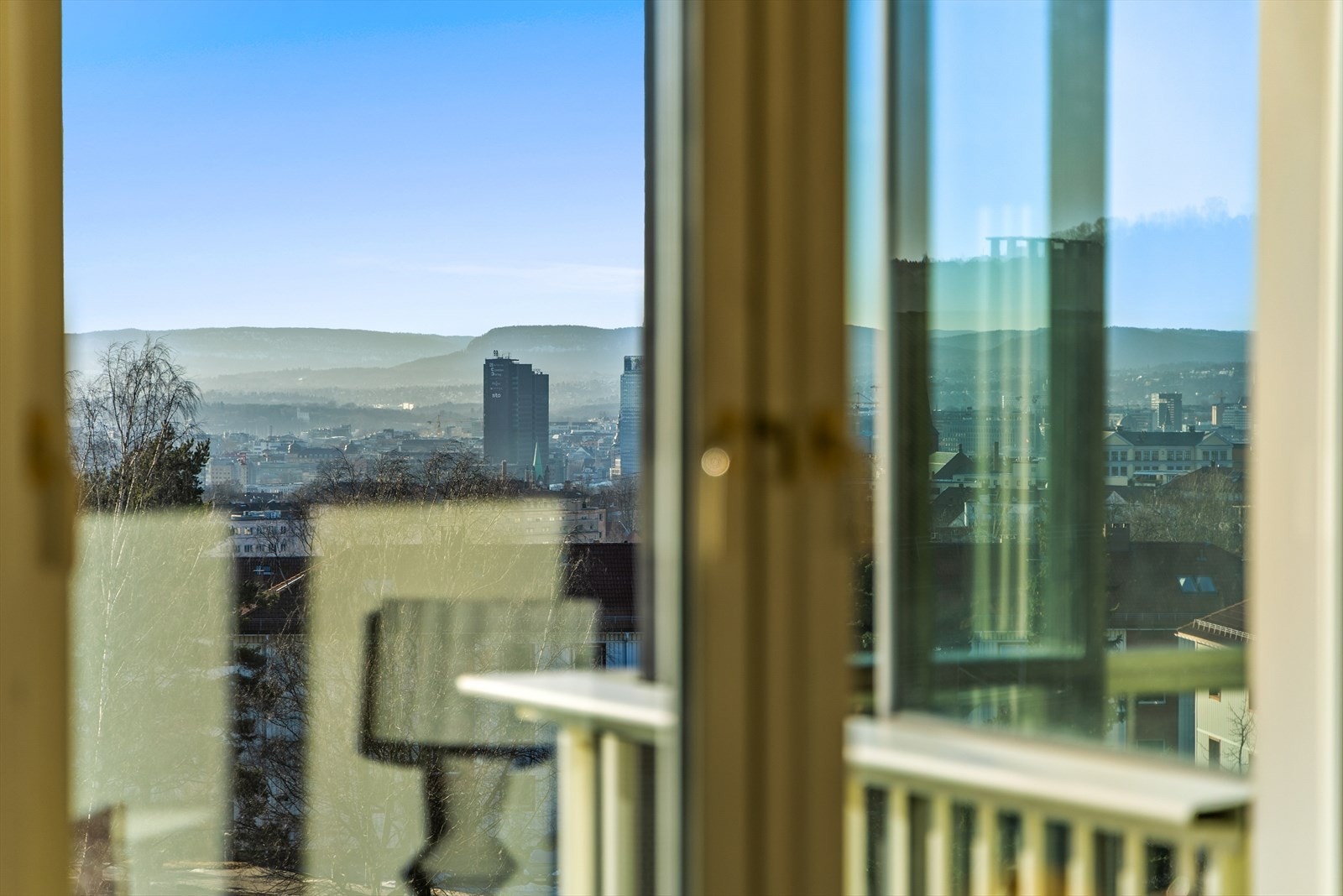 Leiligheten er gjennomgående med vinduer i tre himmelretninger og tilbyr flott utsikt fra alle kantene Galleribilde