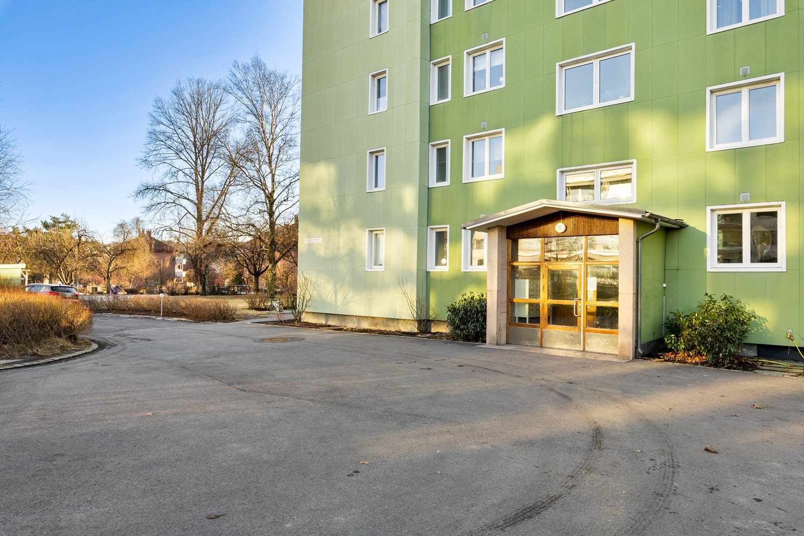 Enkel adkomst til leiligheten via felles inngangsparti, med heis som ble oppgradert i 2014-2015 Galleribilde