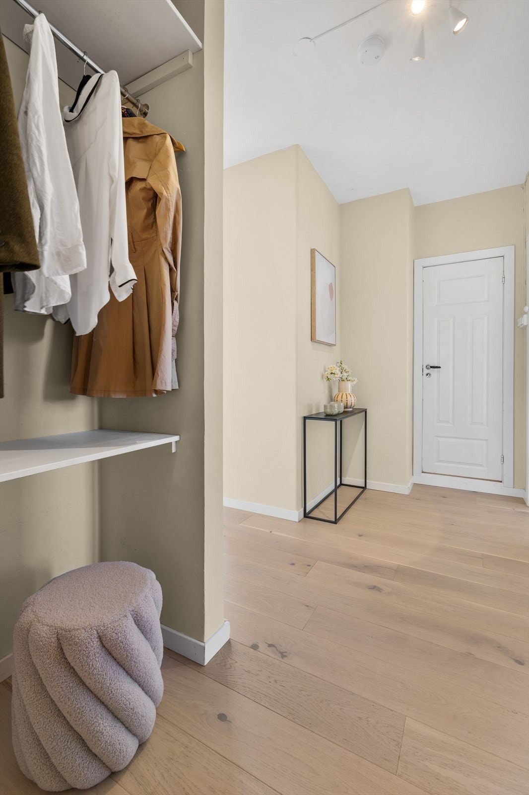 Gangen har gjennomgående 1-stavs lys eikeparkett fra 2019, som binder rommene elegant sammen Galleribilde