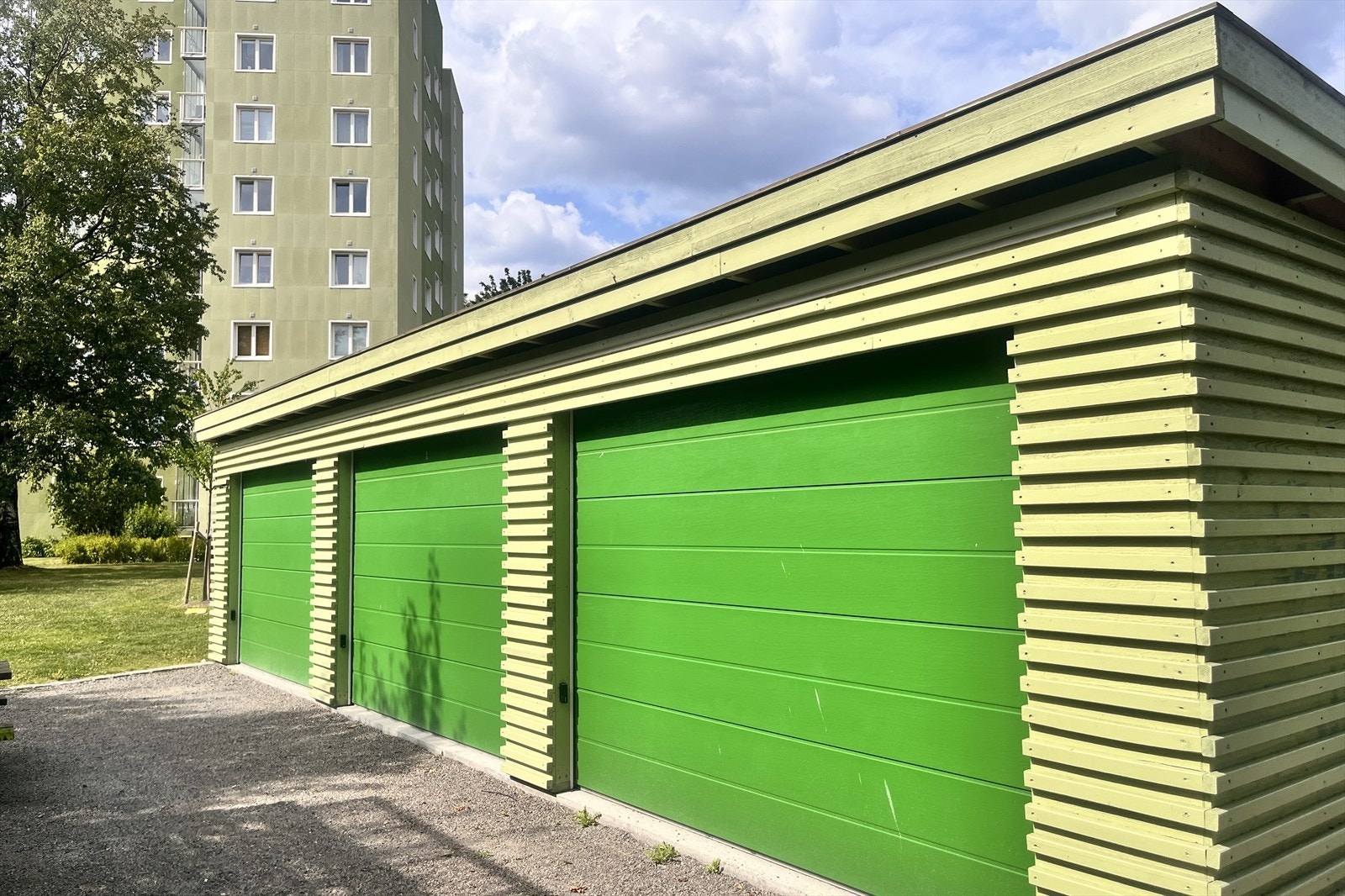 Borettslaget har egen sykkelgarasje som er lett tilgjengelig, samt utleie av parkeringsplasser etter venteliste Galleribilde