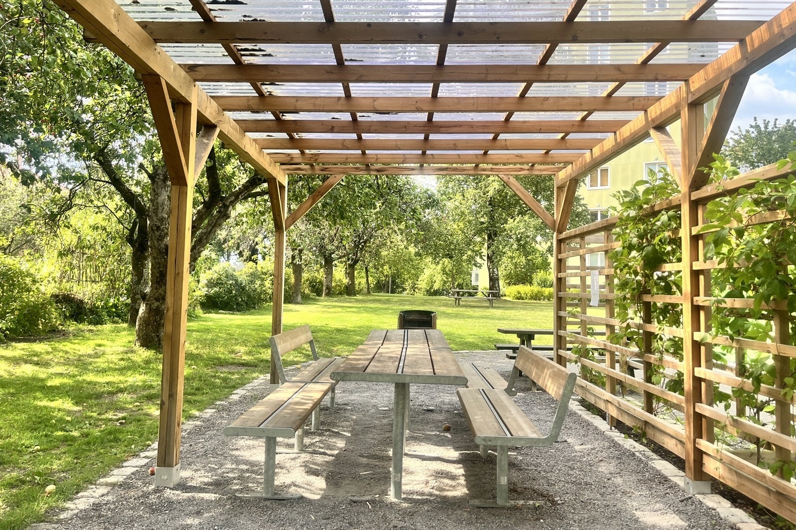 Fellesarealene til borettslaget er opparbeidet svært hyggelig med sittegrupper og grillmuligheter for beboerne Galleribilde