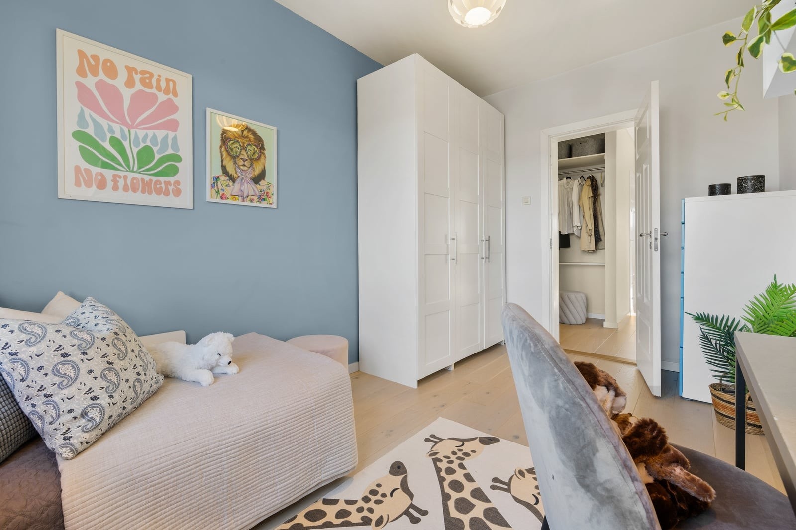 Også her er det lagt nyere 1-stavs eikeparkett, og det er god plass til garderobeløsning Galleribilde