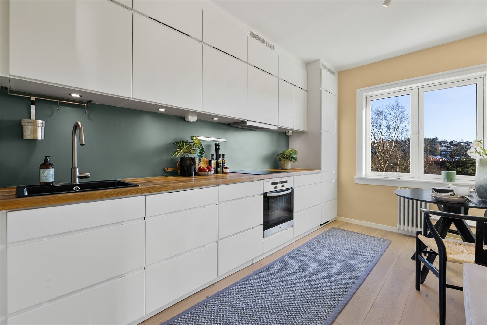 Detaljer som sort komposittkum og god belysning understreker den gjennomførte stilen Galleribilde