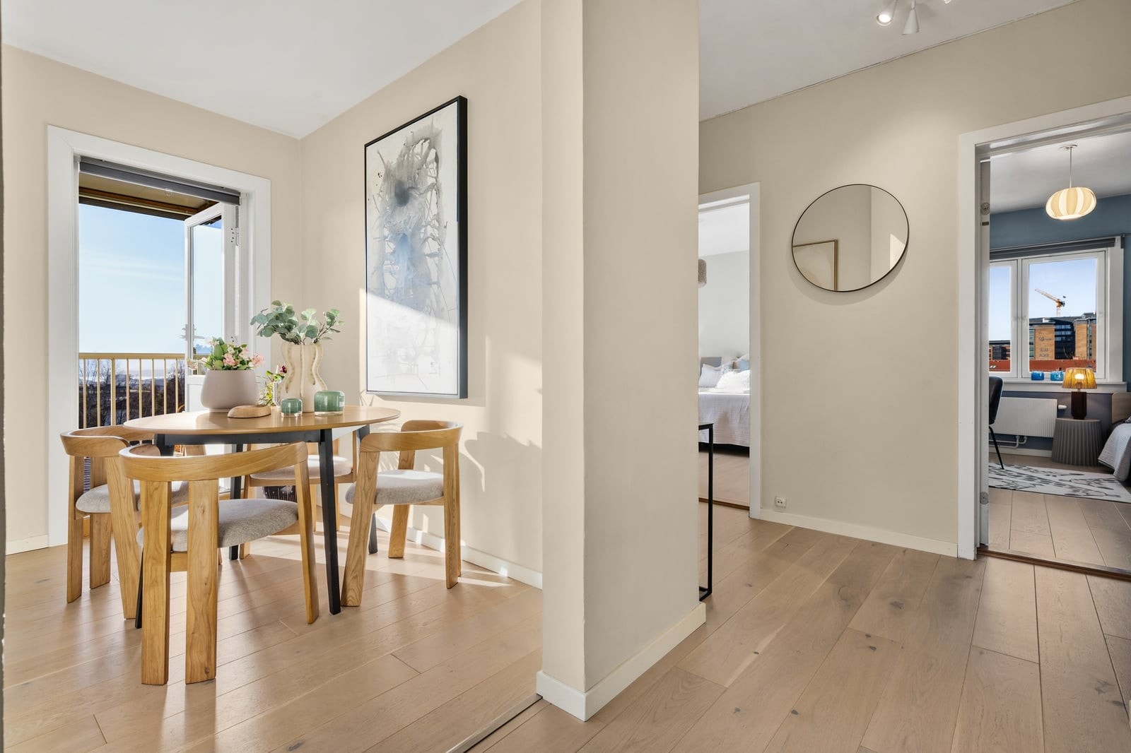 Leiligheten har en god romflyt, med et klart skille mellom oppholdsrom og soverommene Galleribilde