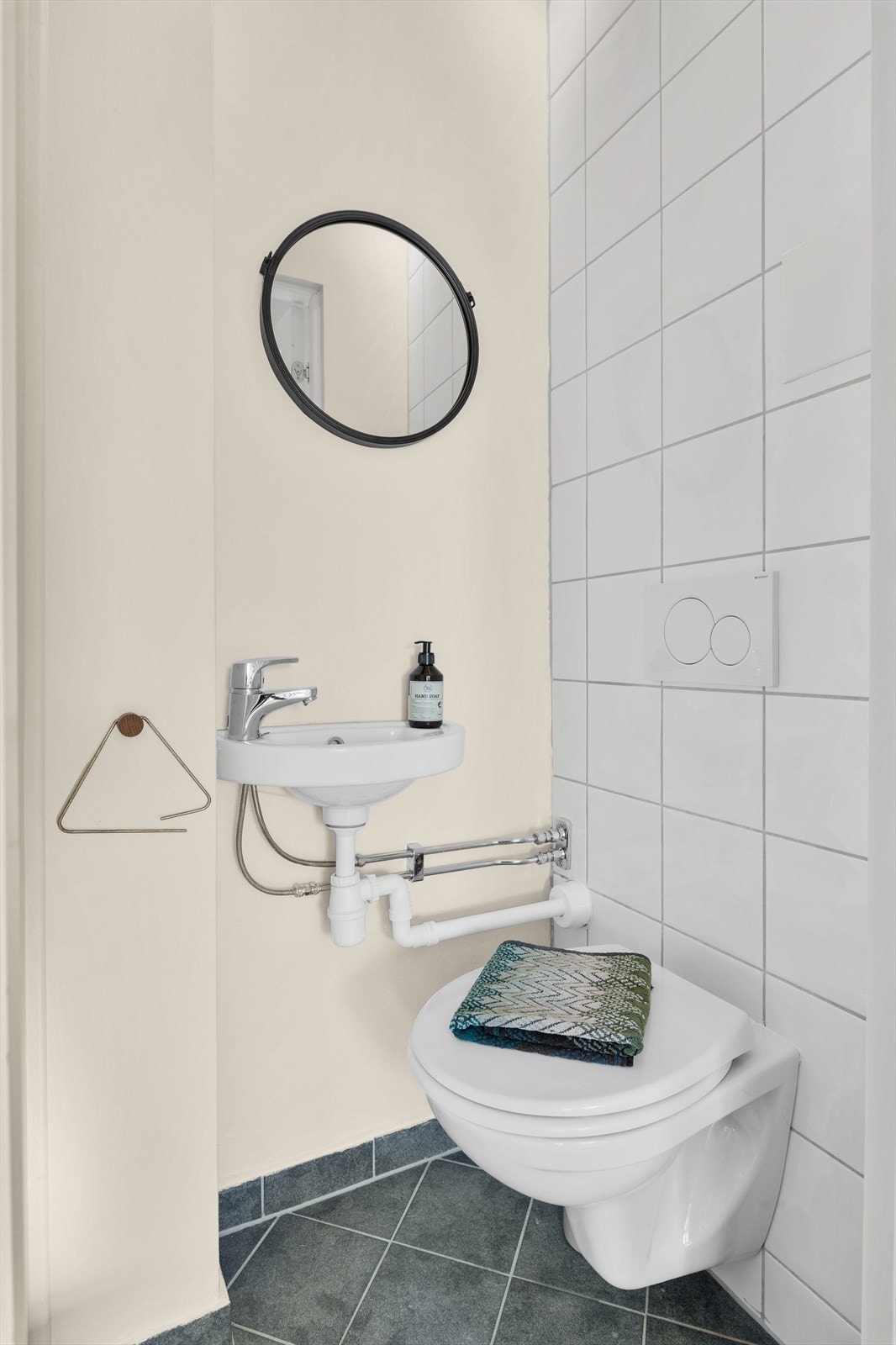 Leiligheten har et praktisk, separat toalettrom, like ved entréen. Utstyrt med vegghengt toalett og servant Galleribilde