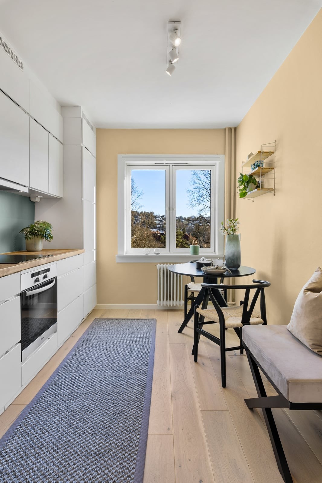 Kjøkkenet har plass til en hyggelig spisekrok ved vinduet med formiddagssol. Nydelig for en rolig frokost og kaffe for en fin start på dagen Galleribilde