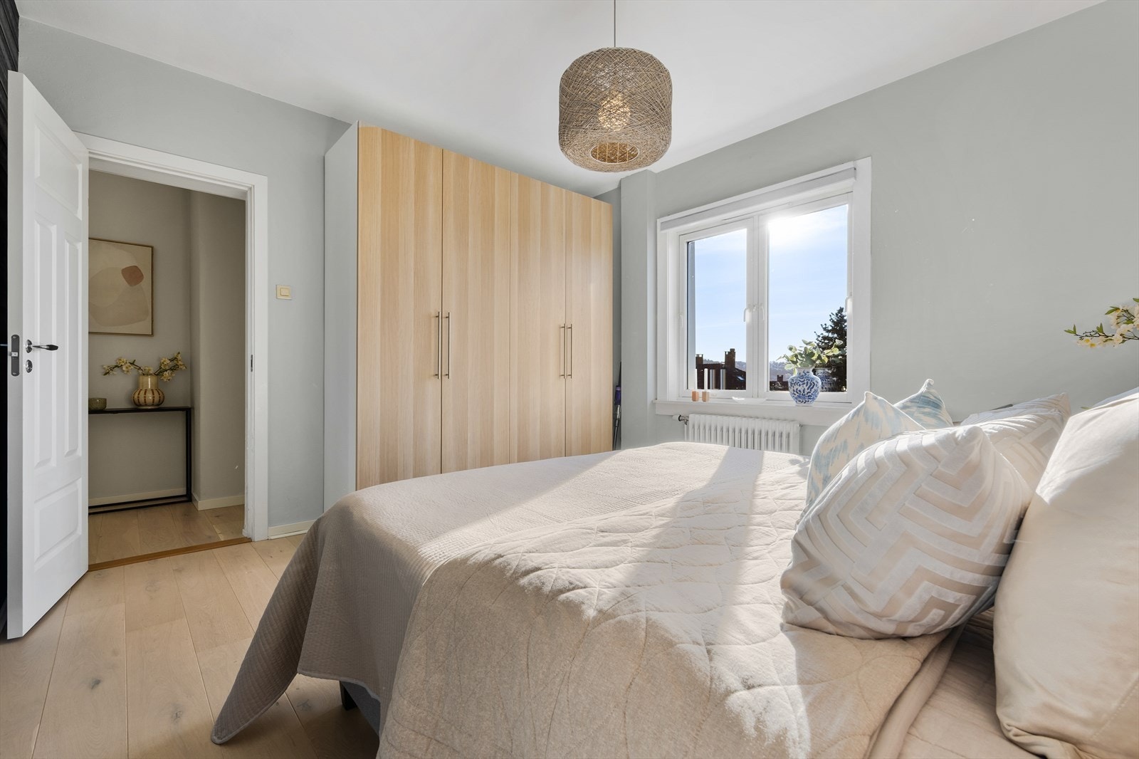 Hovedsoverommet er romslig, med god plass til dobbeltseng og tilhørende møblement Galleribilde