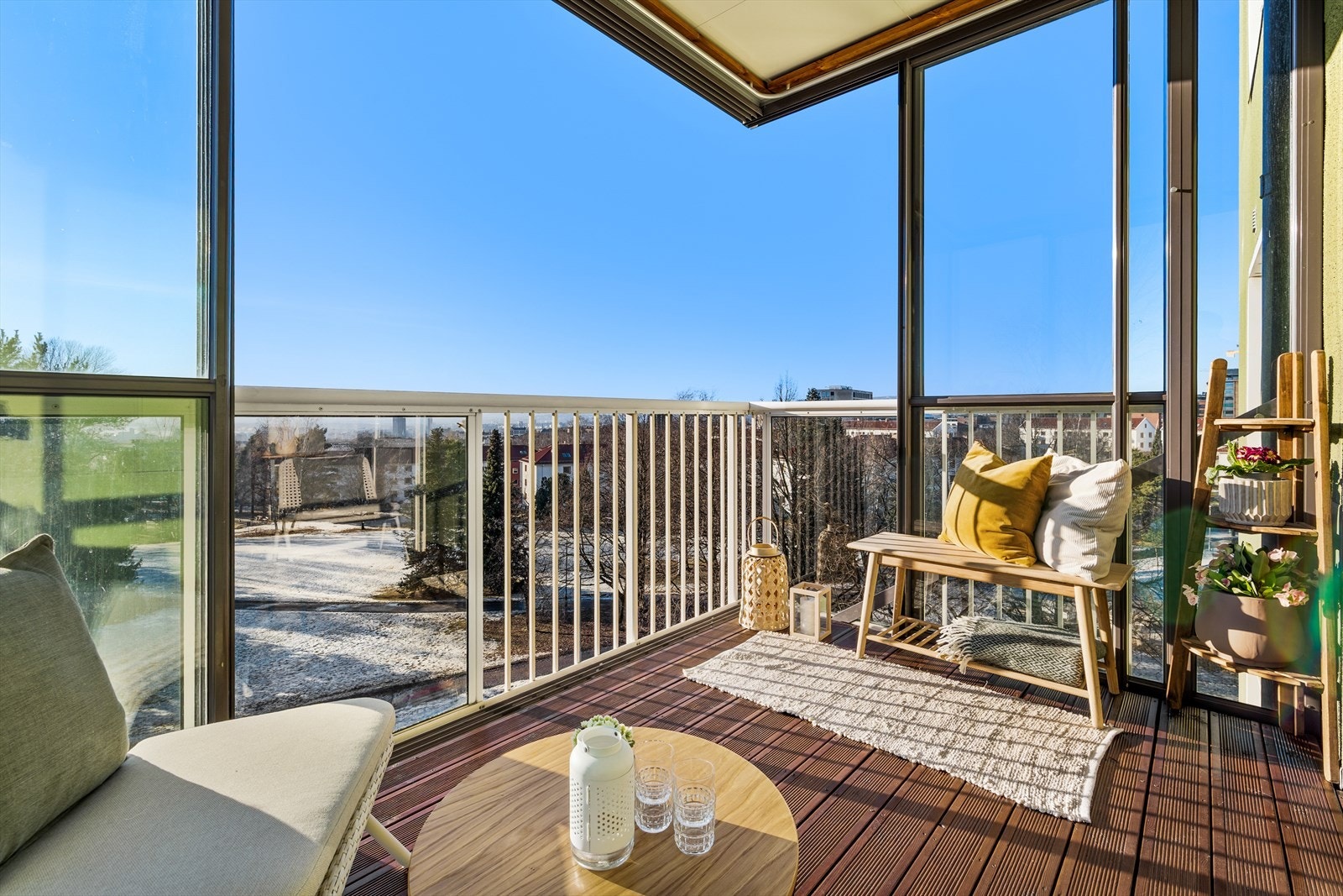 Den gode internbeliggenheten i midten av blokken, gir en usjenert følelse fritt for innsyn fra nabobalkonger Galleribilde