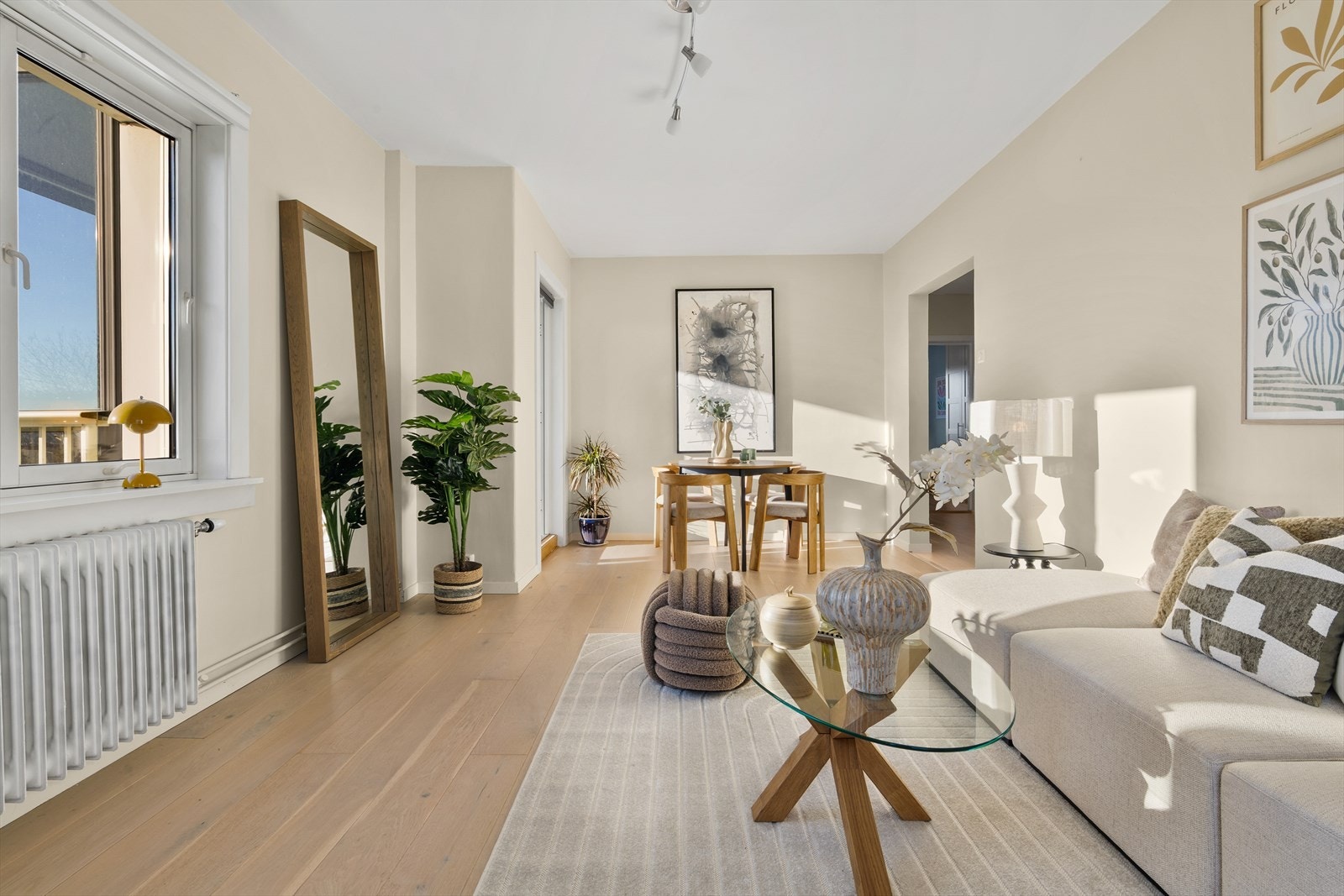 Vegg i vegg til kjøkkenet, ligger stuen. Noen av leilighetene i blokken har tatt ned veggen til kjøkkenet, mulighet for dette må avklares med styret i forkant Galleribilde