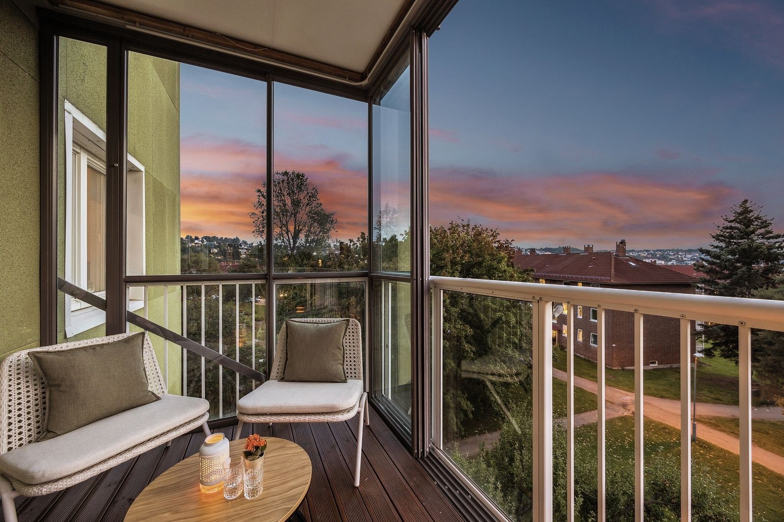 Skyvbare glassfelt gir fleksibilitet og mulighet for å åpne helt opp på varme dager. Samt muigheten til å bruke balkongen som vinterhage i de kalde månedene Galleribilde