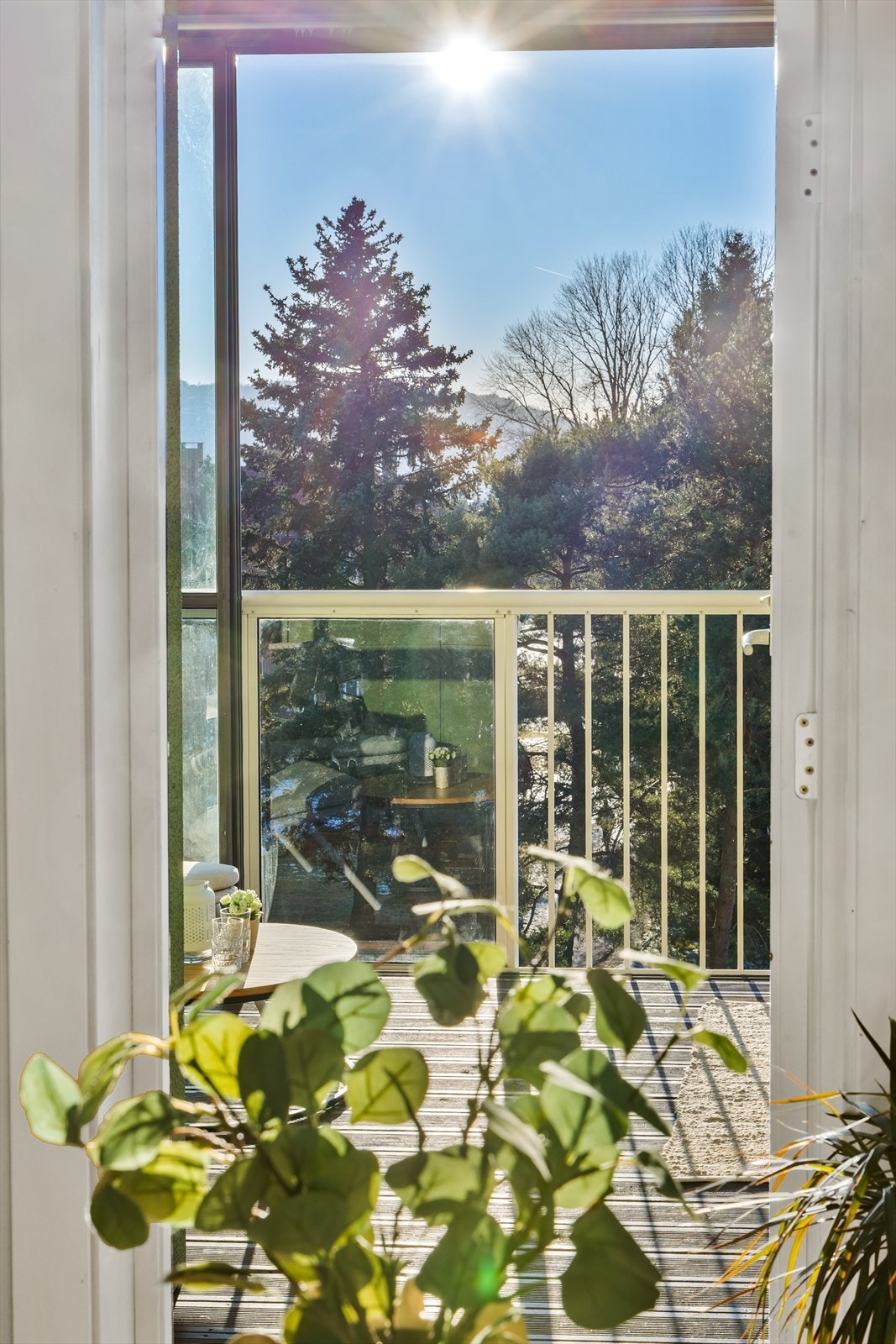 Den vestvendte, innglassede balkongen på 7 m² fungerer som en delikat forlengelse av stuen Galleribilde