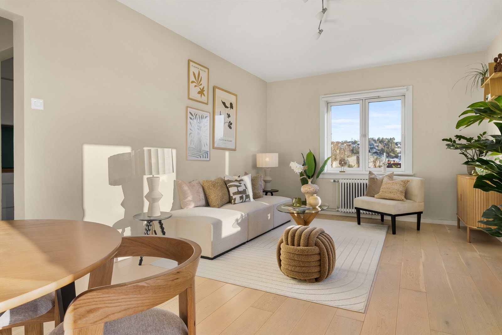 Vegger og tak i stuen ble malt i 2022, og gulvet har nyere Saga Pearl 1-stavs eikeparkett gjennom hele boligen Galleribilde