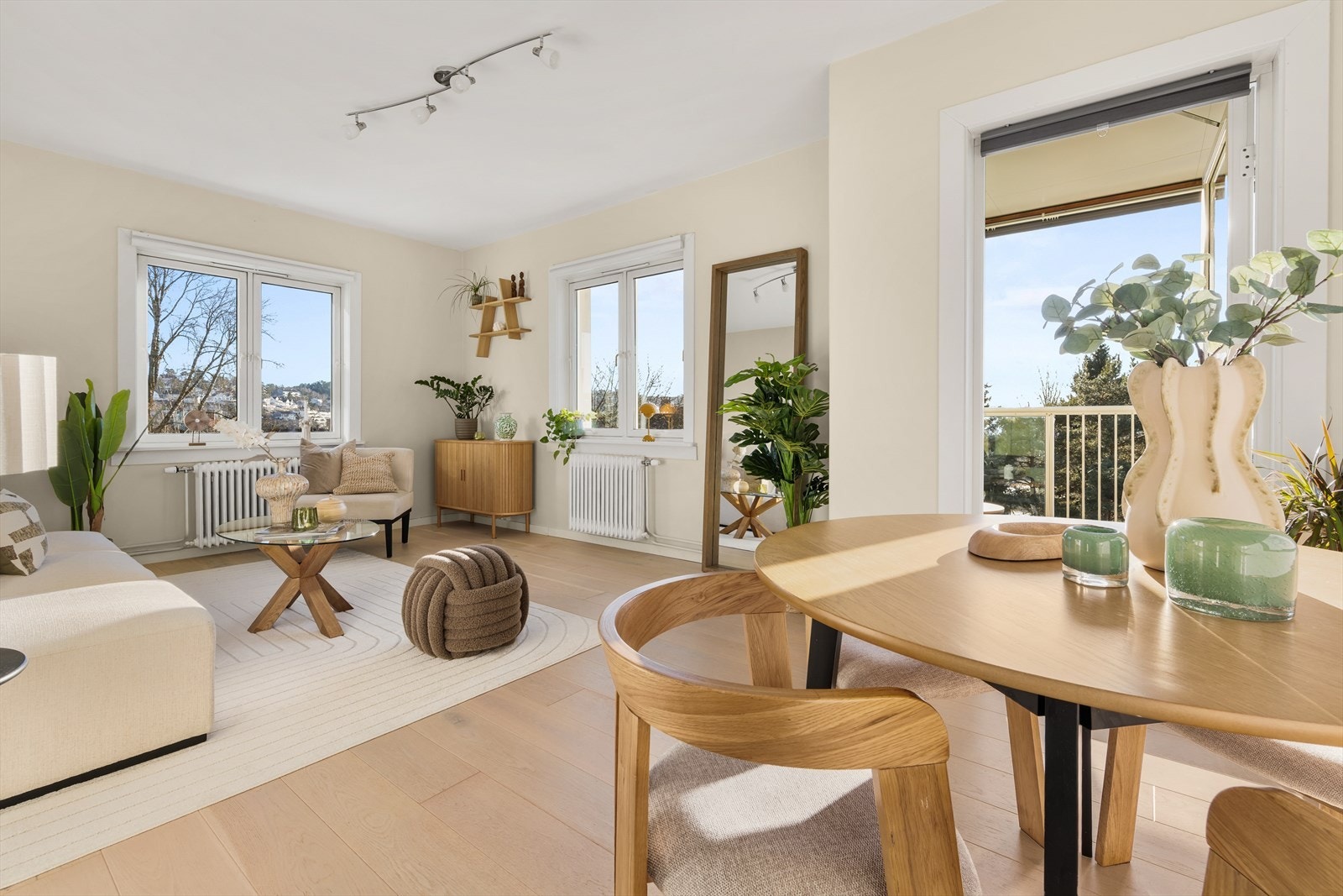 Stuen har store vindusflater som gir godt med lys og en luftig romfølelse, og skulle man ha behovet medfølger nedtrekksgardiner på alle rommets vinduer Galleribilde